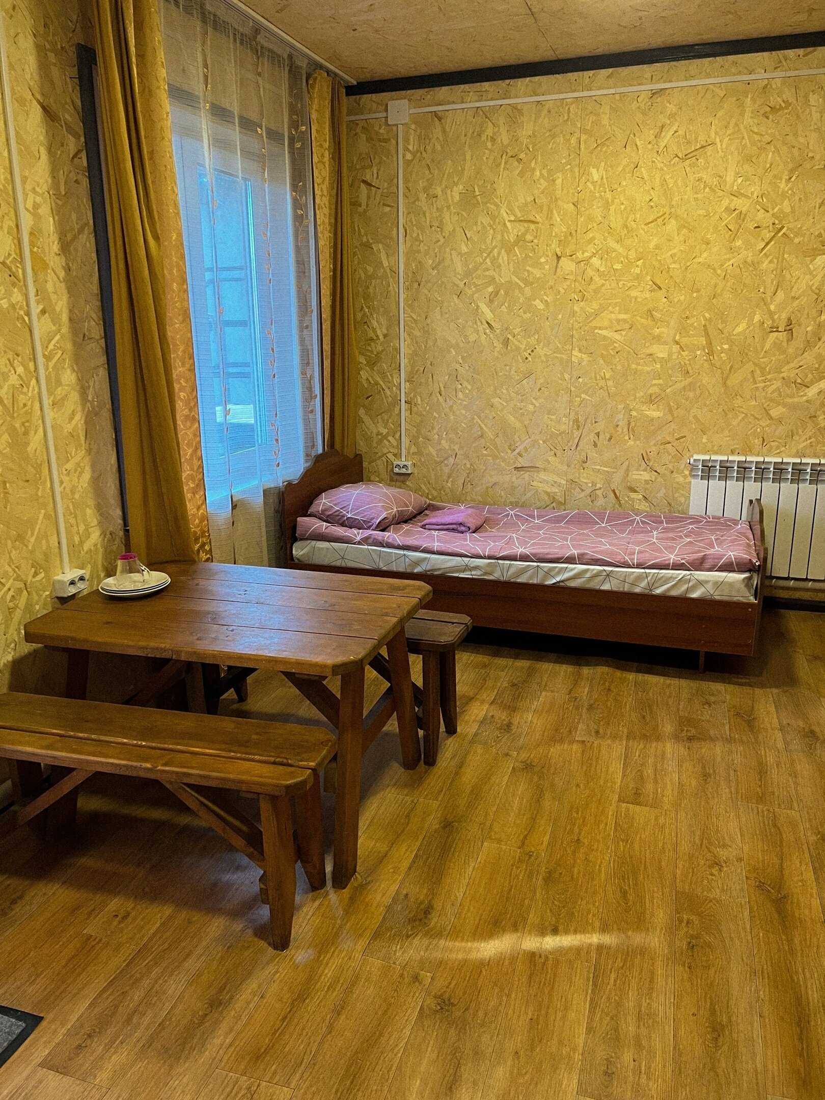 Номер в отдаленном корпусе с удобствами (80м. от основной территории)