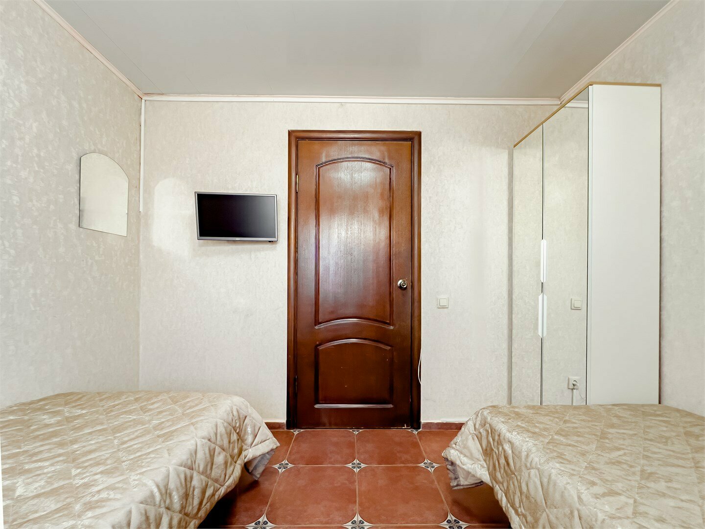 Бюджетный номер на 4 этаже с общей ванной комнатой