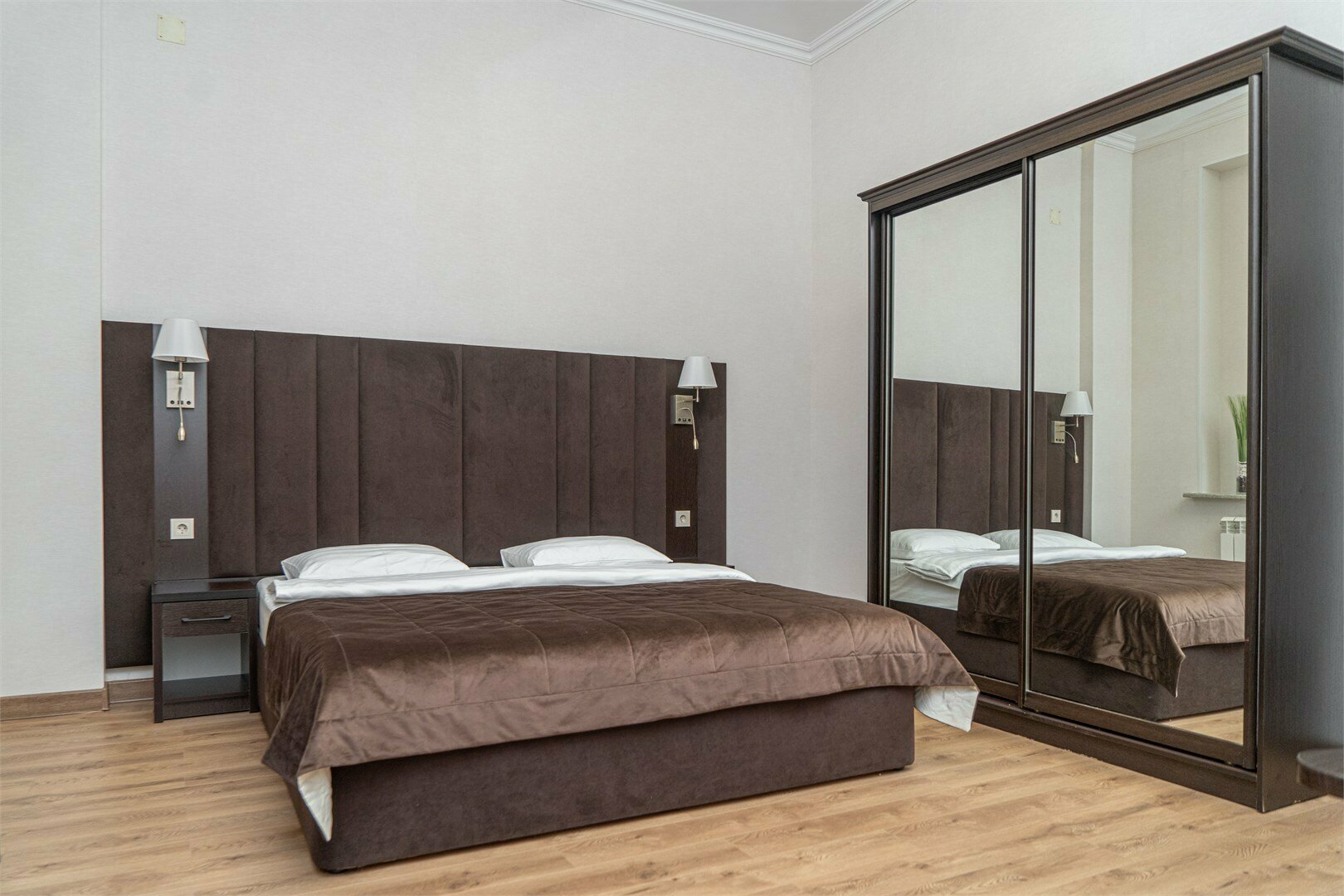 Номер-студия с кроватью размера "king-size" и диван-кроватью