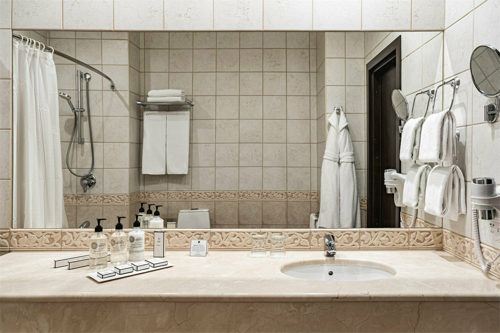 Номер Делюкс с одной большой кроватью и диван-кроватью