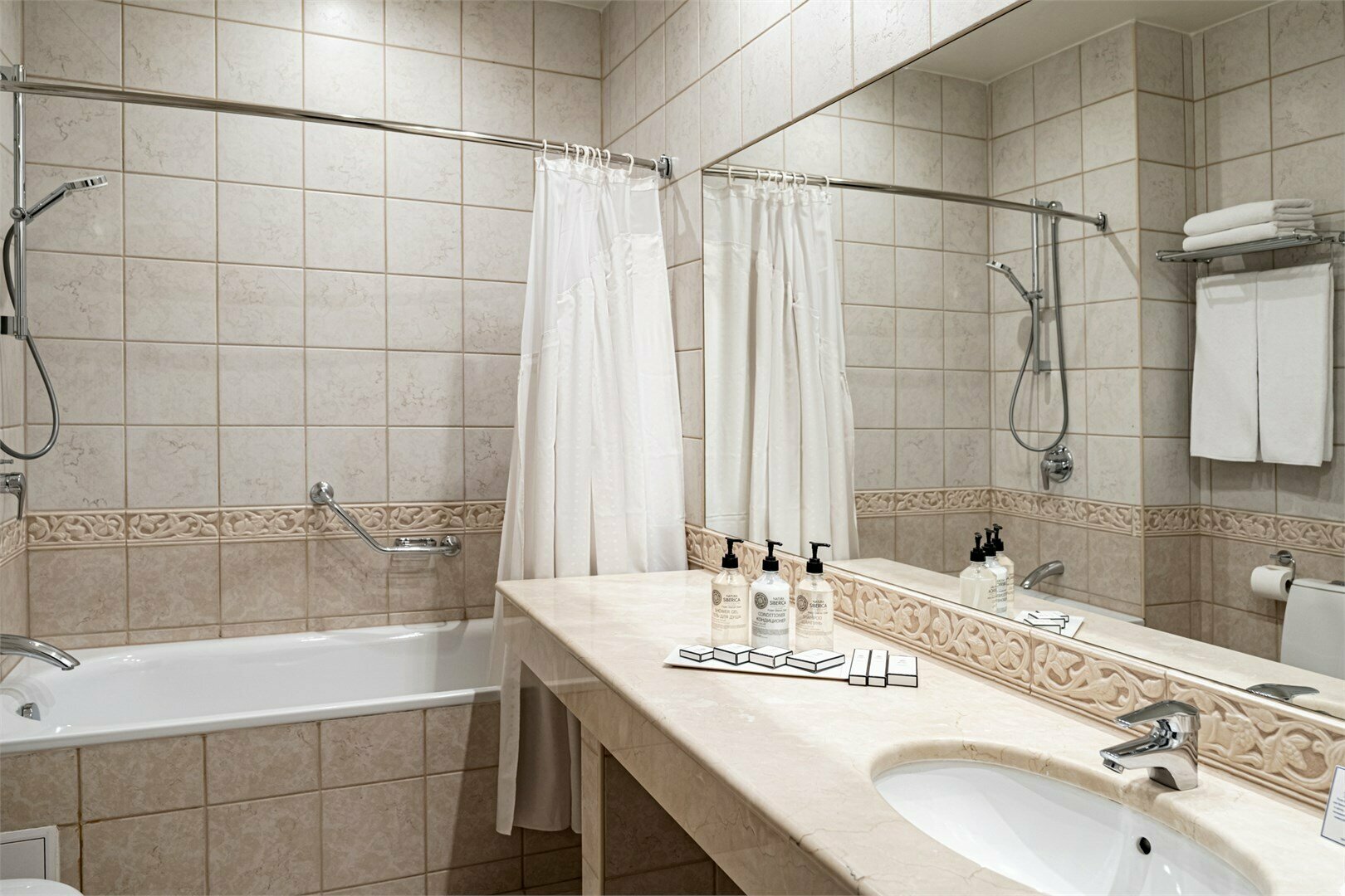 Номер Делюкс с одной большой кроватью и диван-кроватью