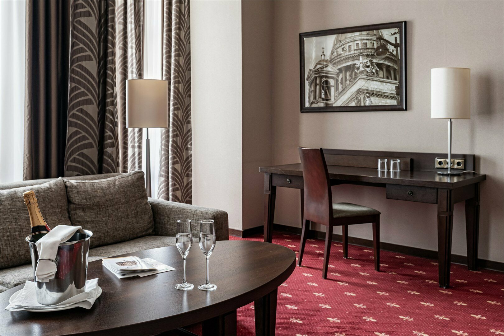 Номер Делюкс с одной большой кроватью и диван-кроватью