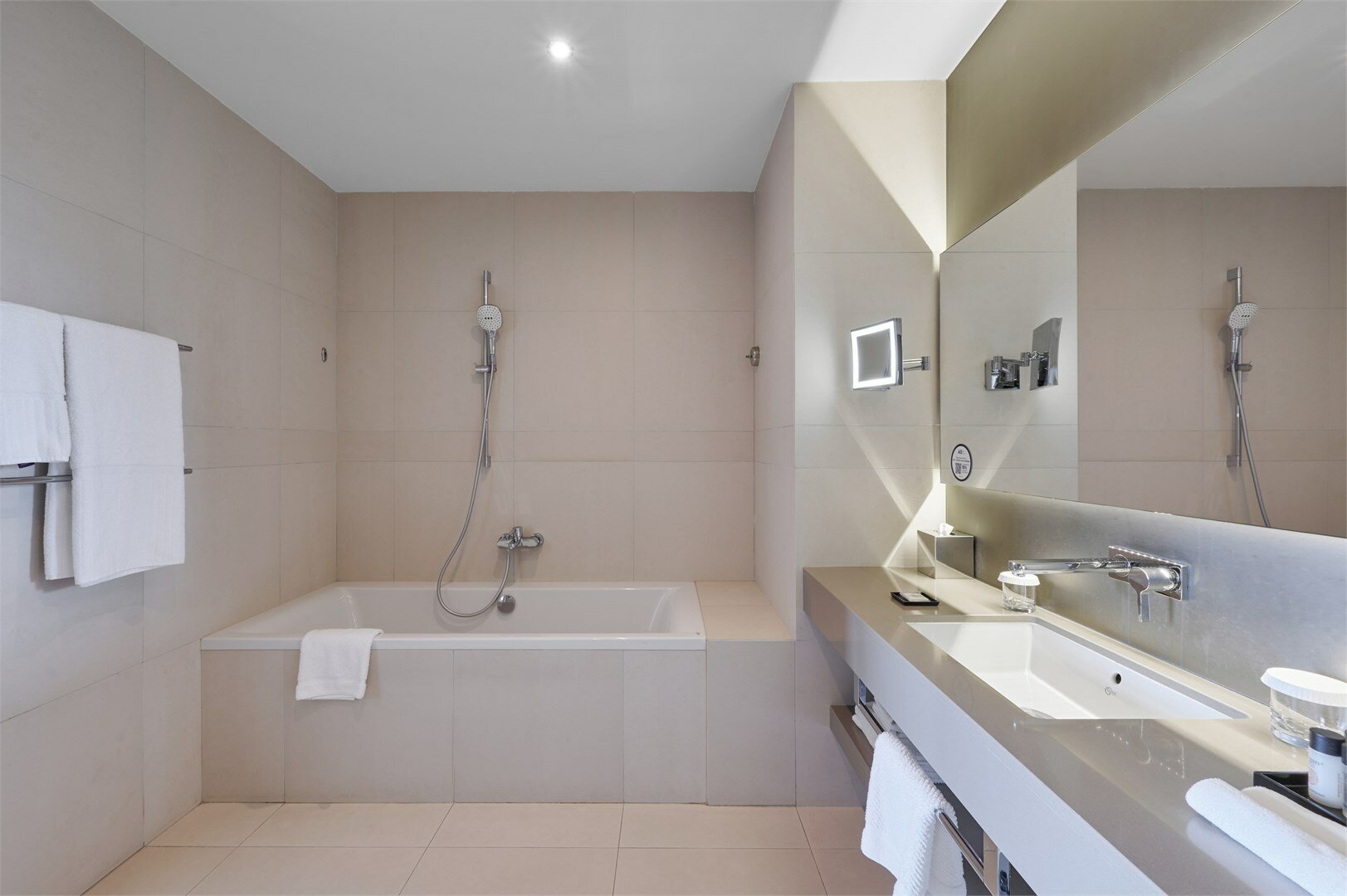 Номер Junior Suite, с видом на город - с двуспальной кроватью и диваном