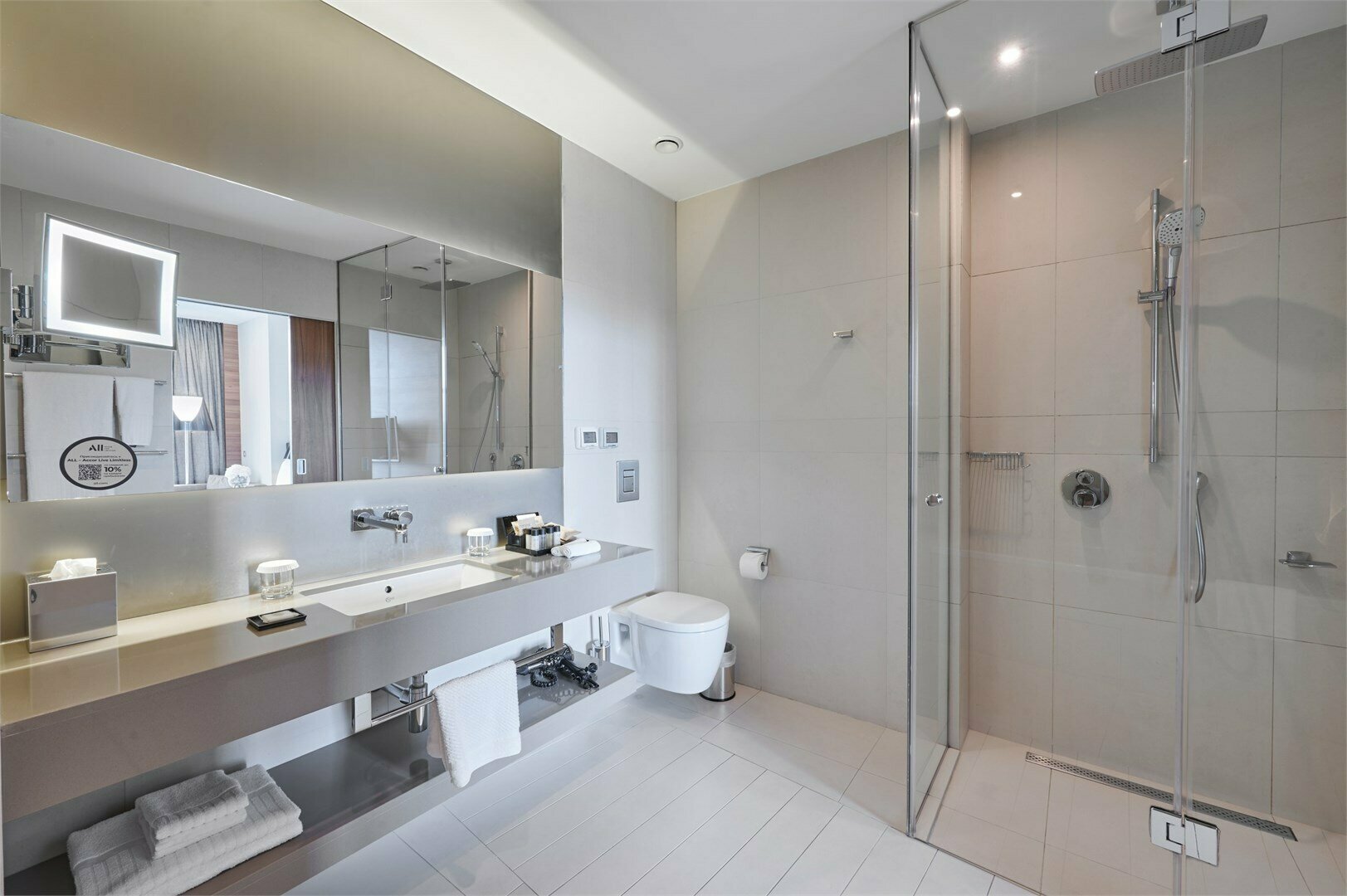 Номер Junior Suite, с видом на город - с двуспальной кроватью и диваном