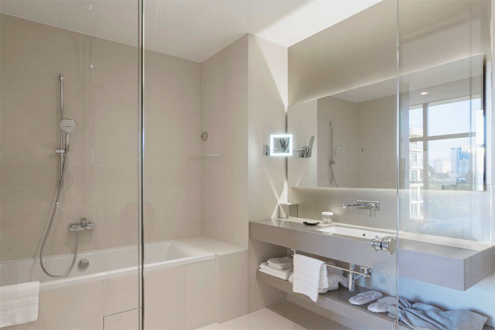 Номер Superior Suite, с видом на море - с двуспальной кроватью и диваном