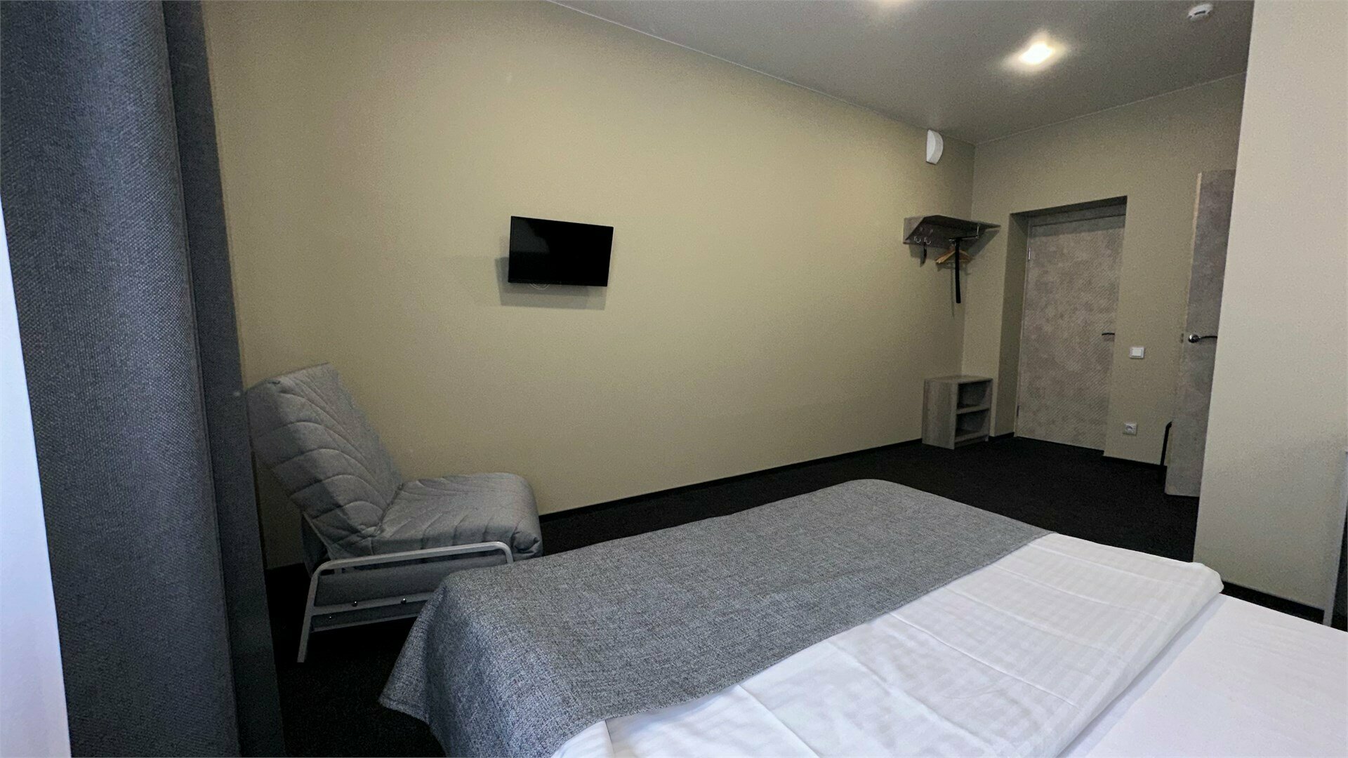 Улучшенный номер с двуспальной кроватью и креслом