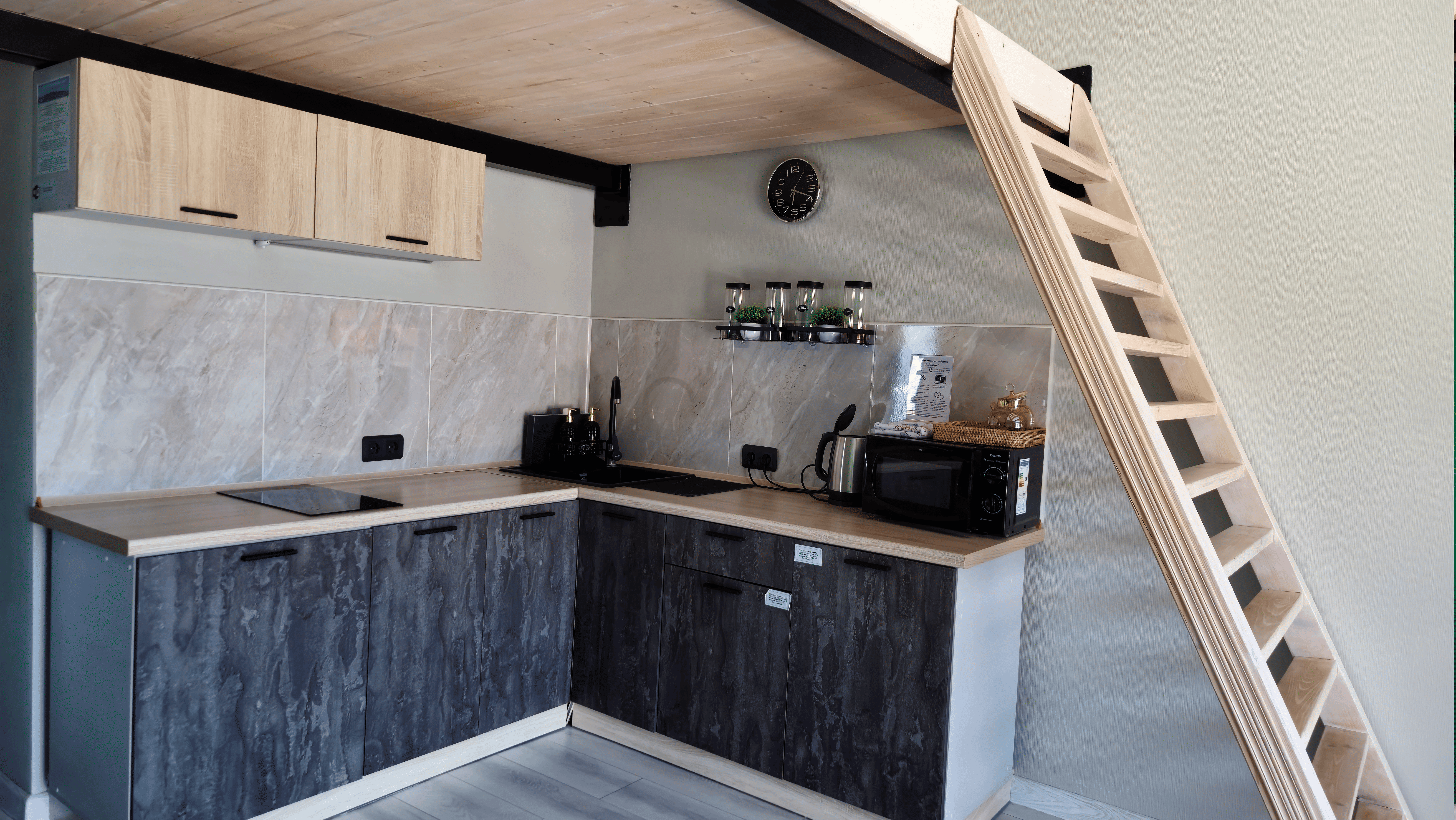 Двухуровневые апартаменты с панорамным видом на море и горы