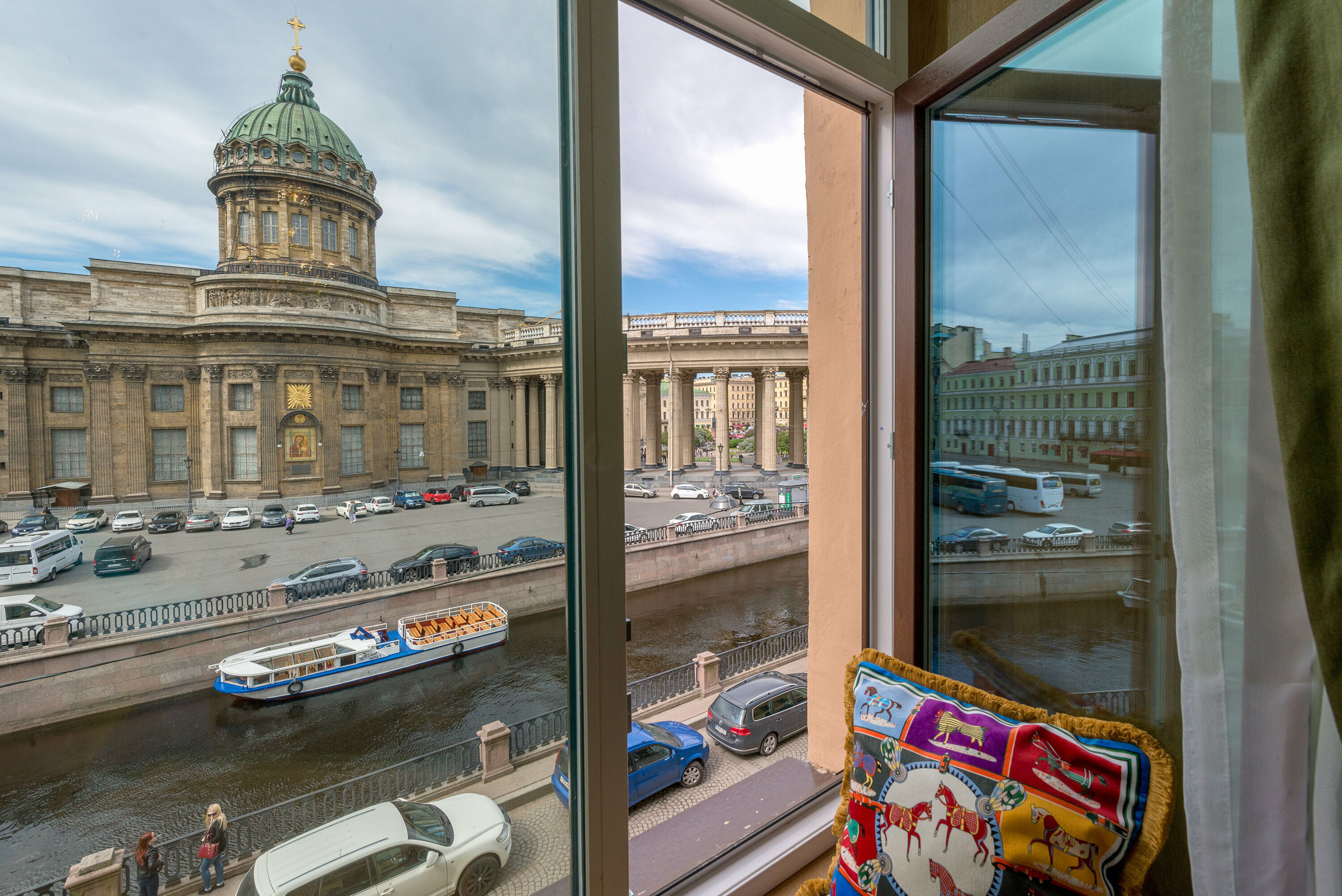 Дизайнерская студия с видом на Казанский Собор и реку