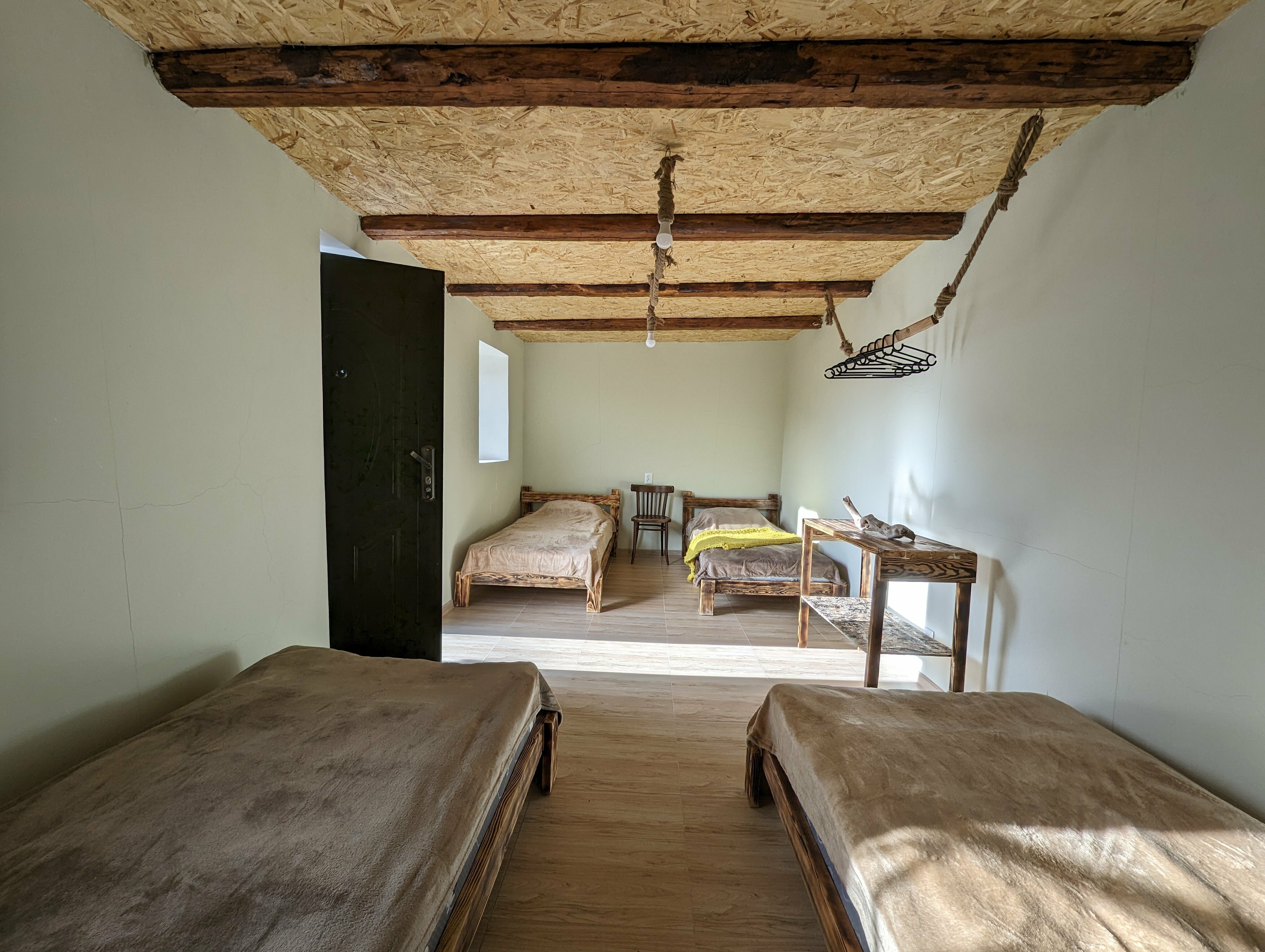 Койко-место в номере с видом на горы с четырьмя кроватями