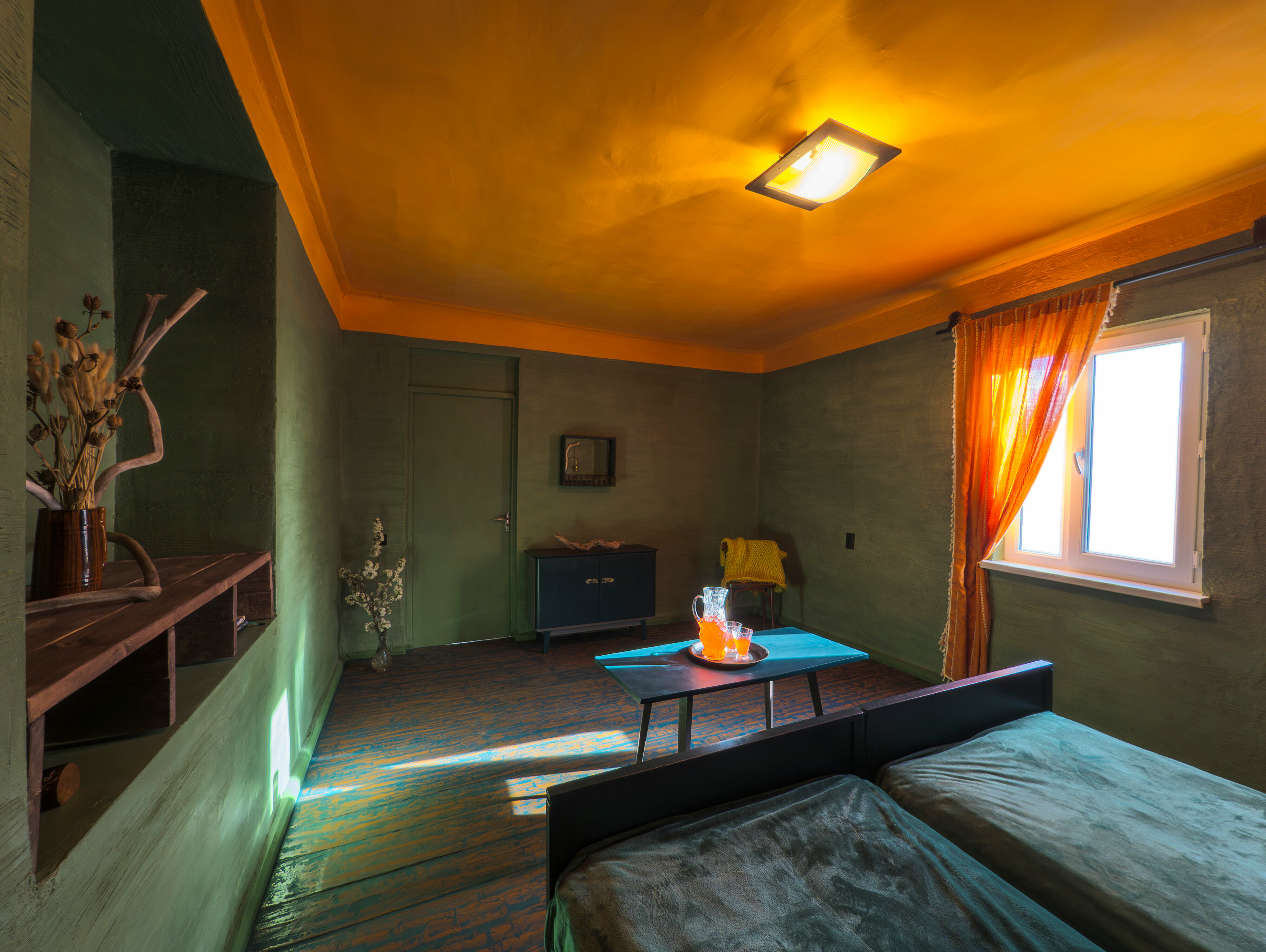 Двухкомнатный семейный номер с собственным душем