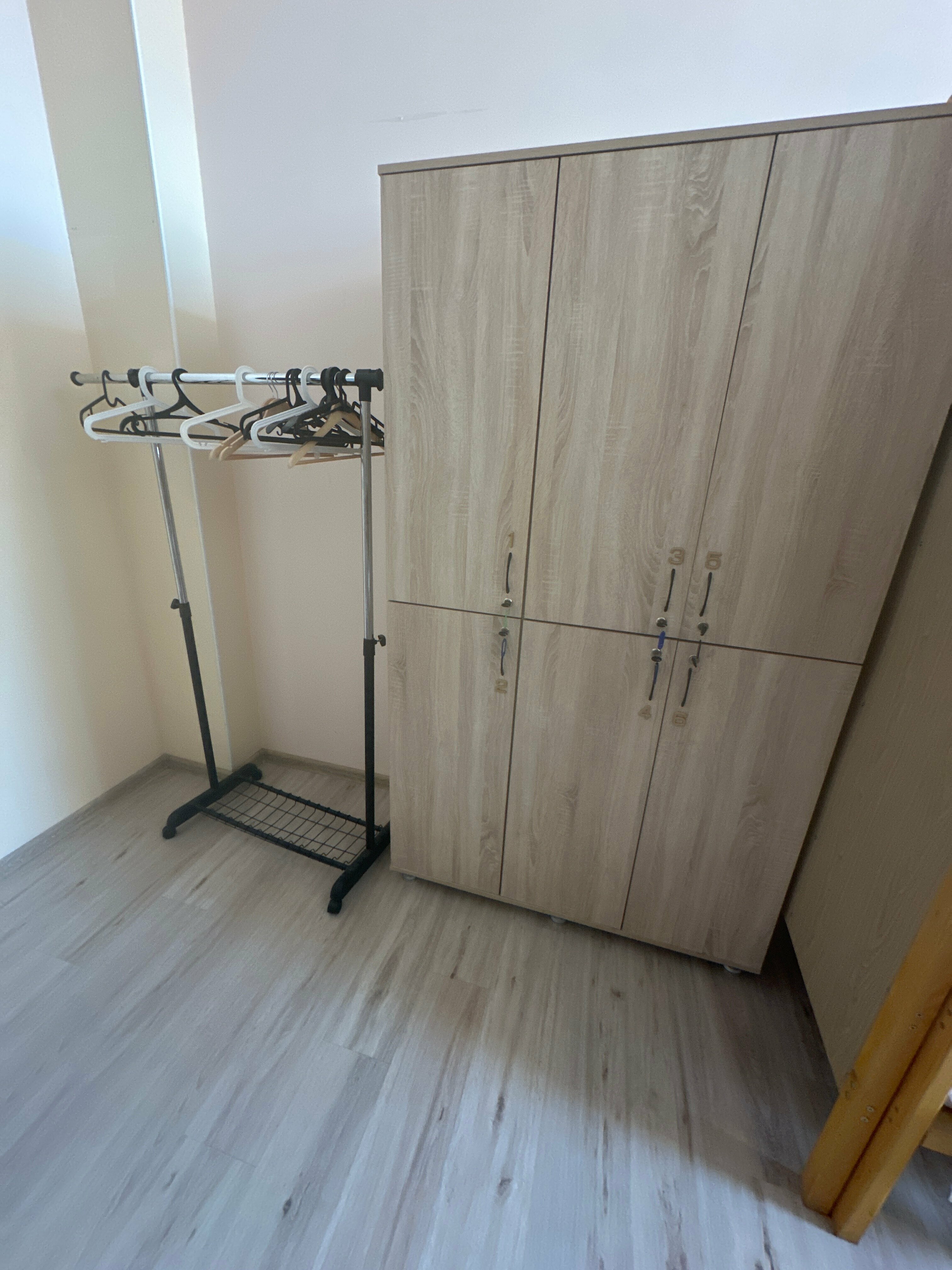 Спальное место на двухъярусной кровати в общем номере для мужчин