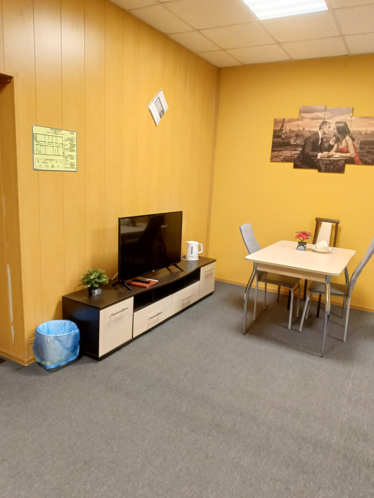 Трехместный номер с душем и туалетом