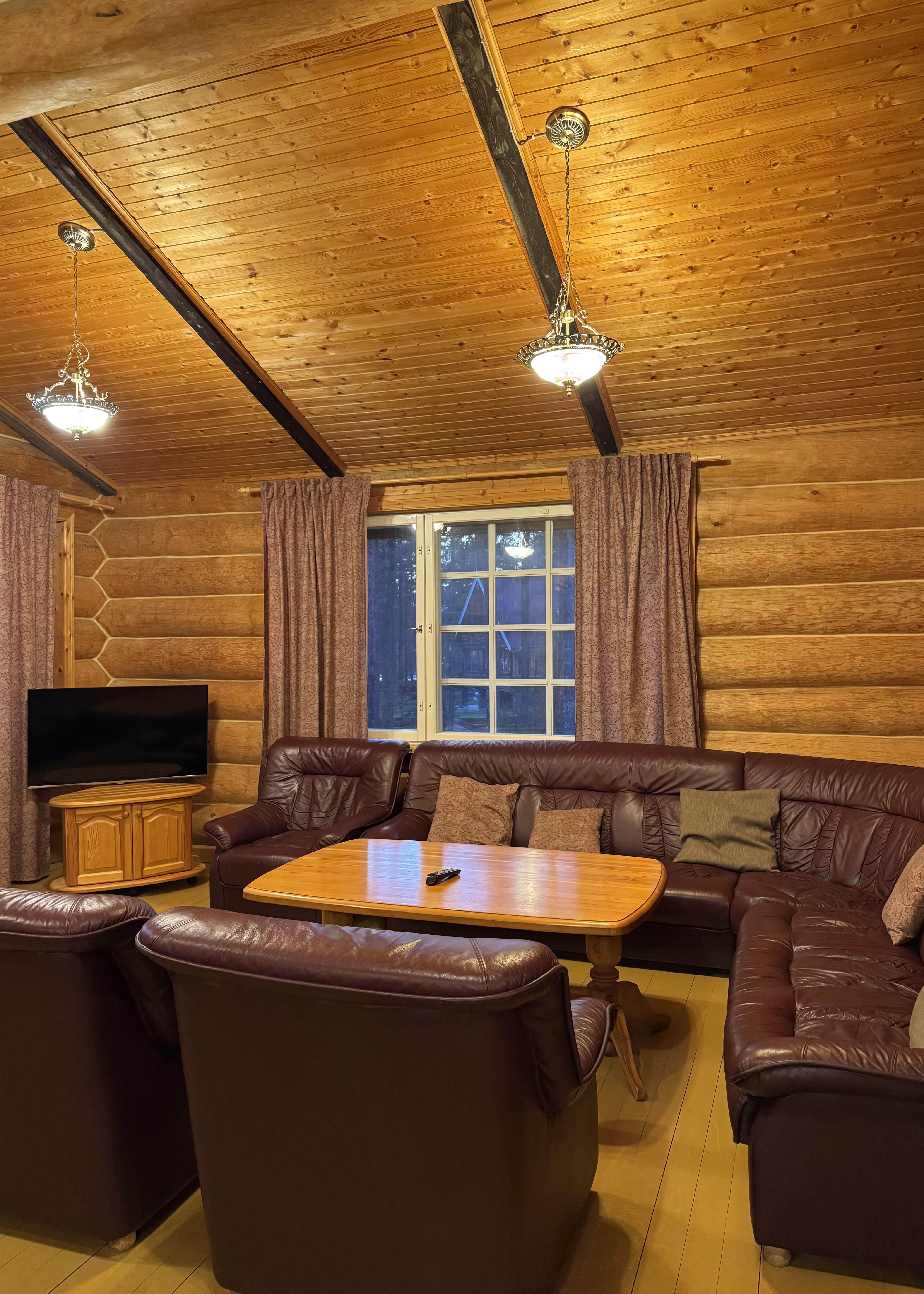 Двухместный номер с двумя односпальными кроватями туалетом в комнате  и общим холом