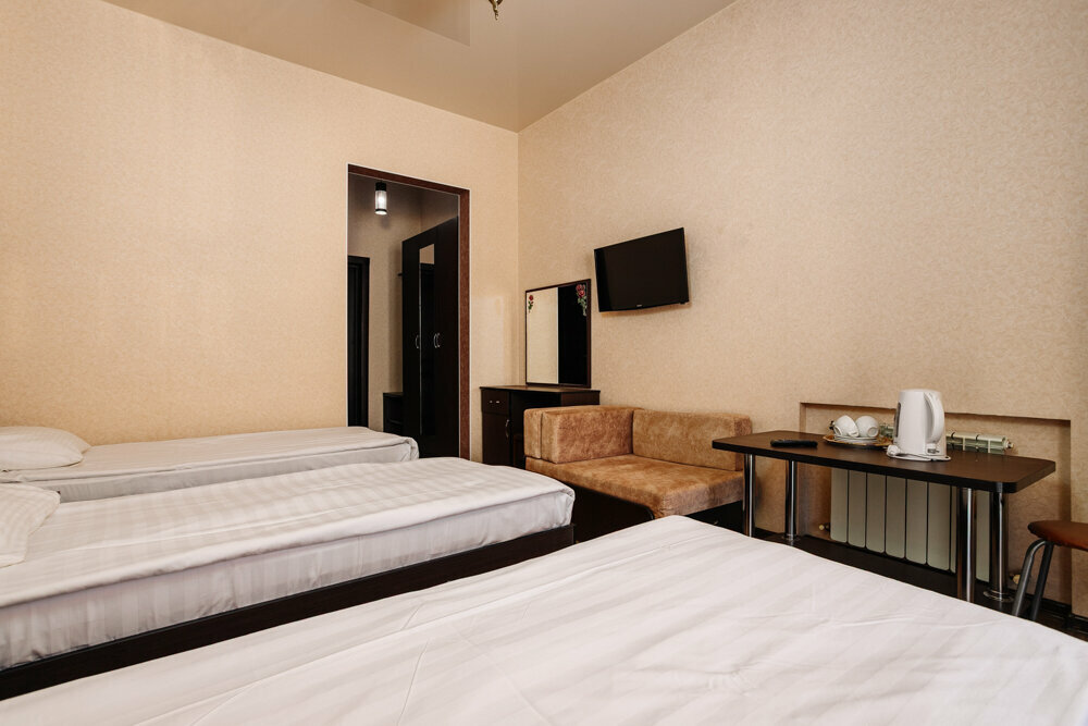 Семейный четырёхместный с тремя раздельными кроватями и балконом