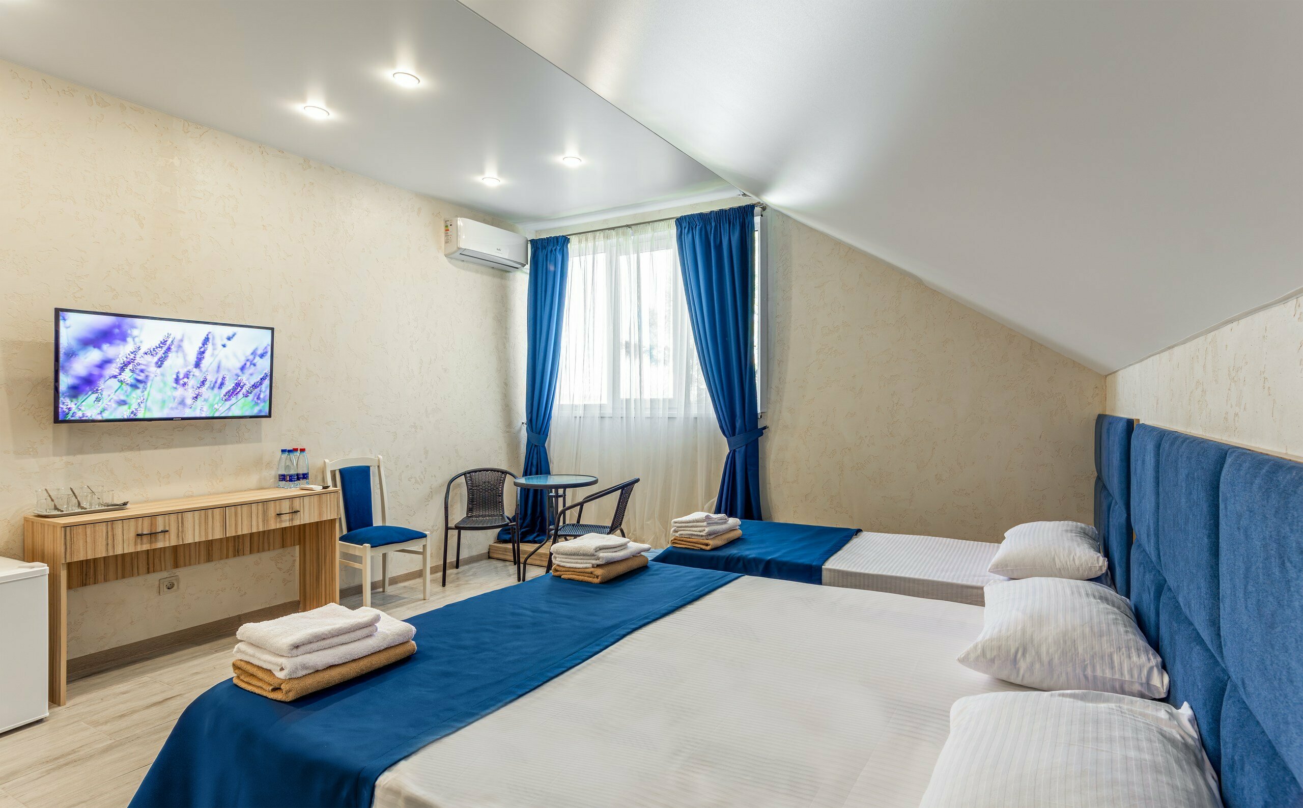 Трехместный номер Deluxe c кроватью размера "King Size" и видом на море