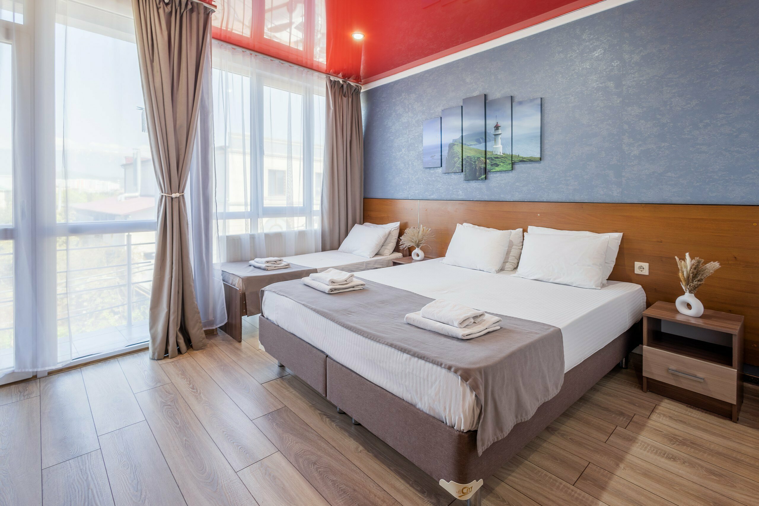 Трехместный полулюкс с балконом с видом на горы