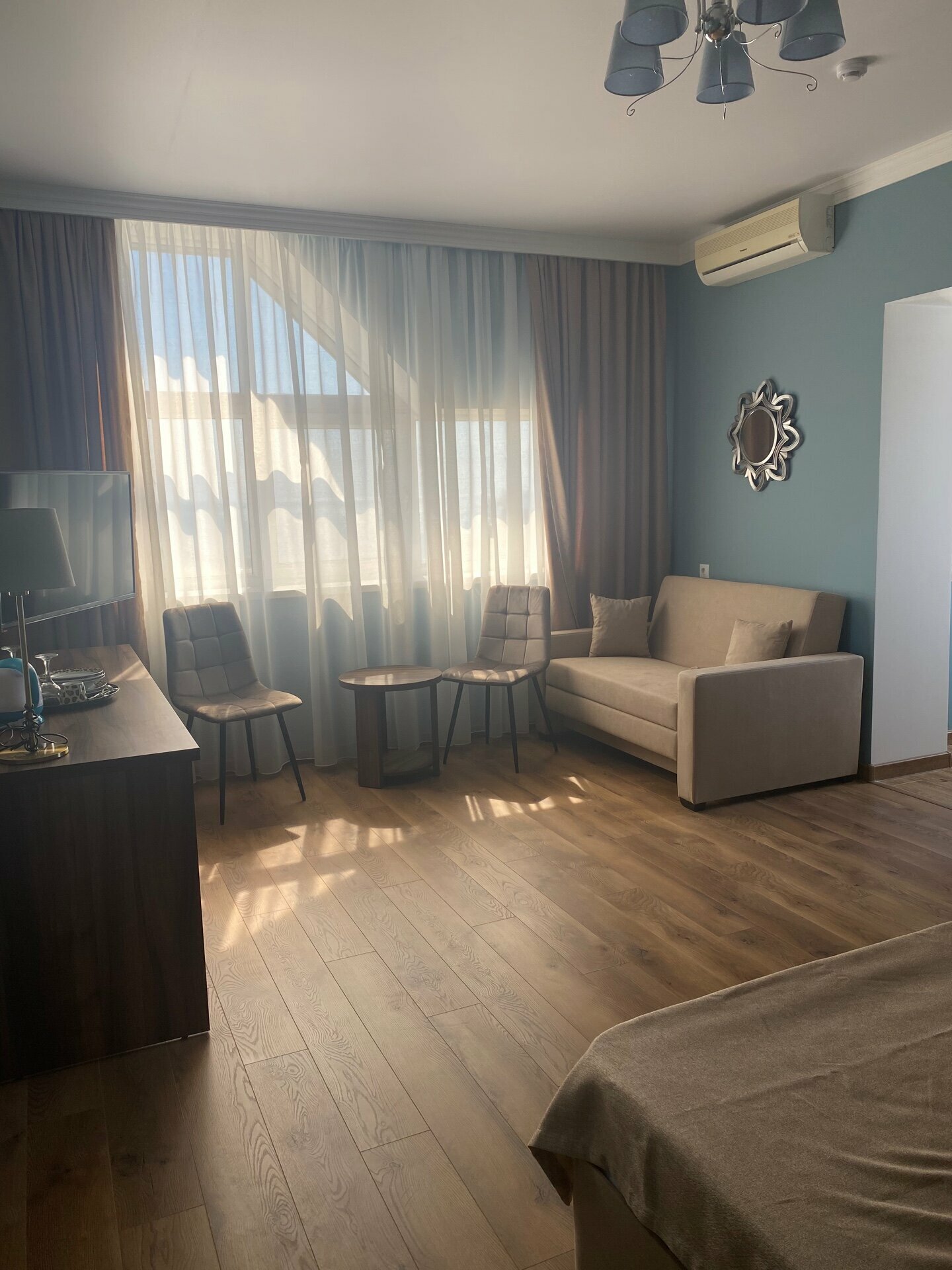 Двухместный номер Делюкс с 1 кроватью и боковым видом на море