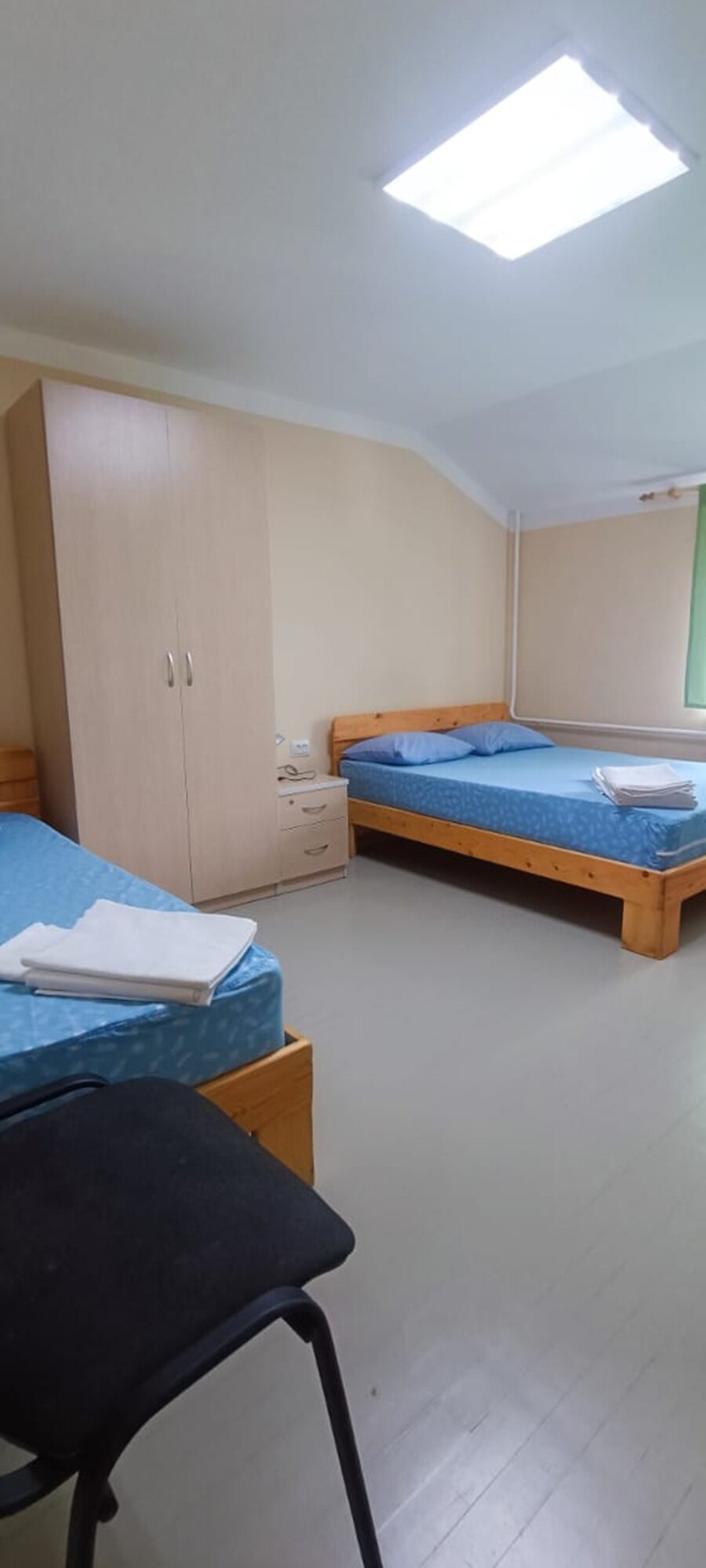 Трехместный номер эконом-класса с общими удобствами на этаже