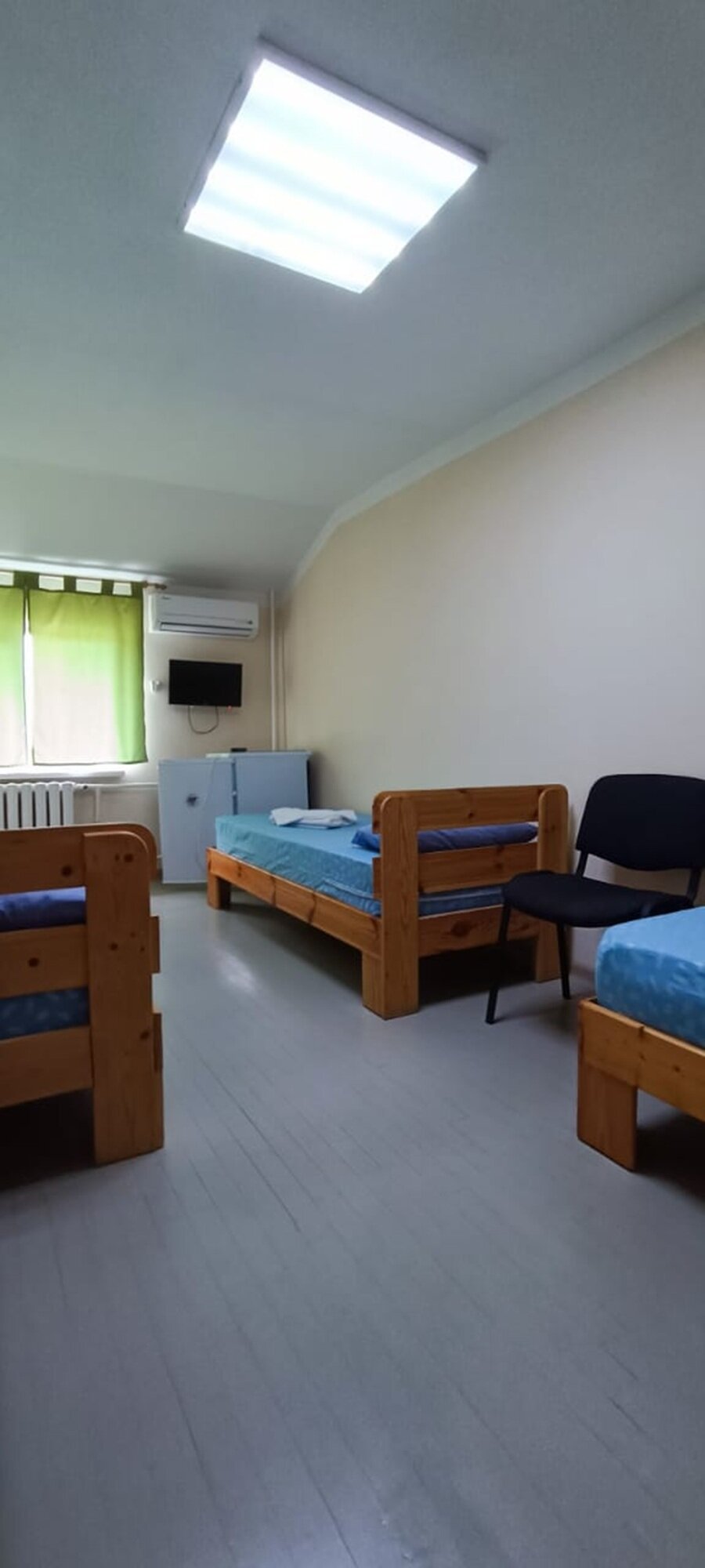 Трехместный номер эконом-класса с общими удобствами на этаже