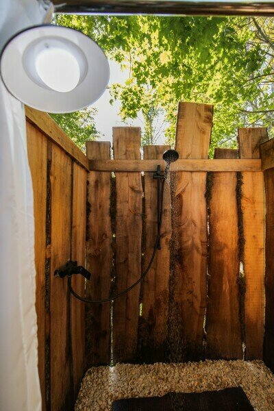 Уединённый шатер на холме с видом на озеро