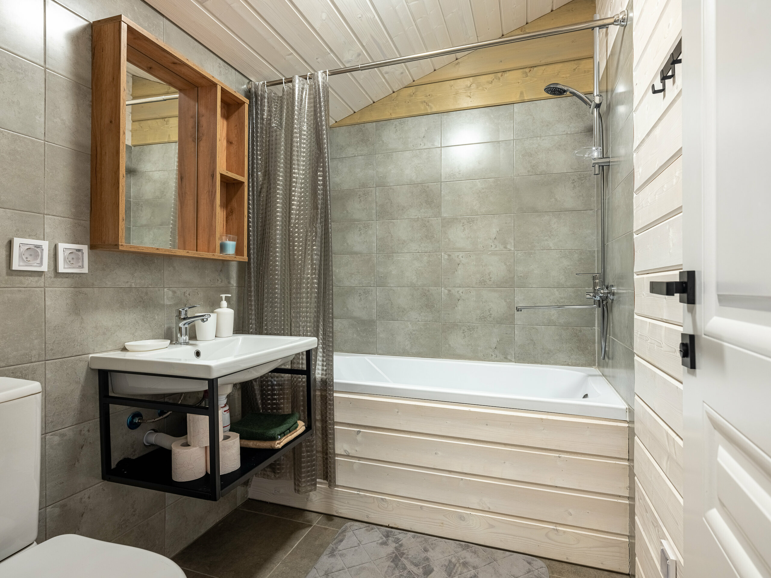 Семейный дом у леса с баней и чаном