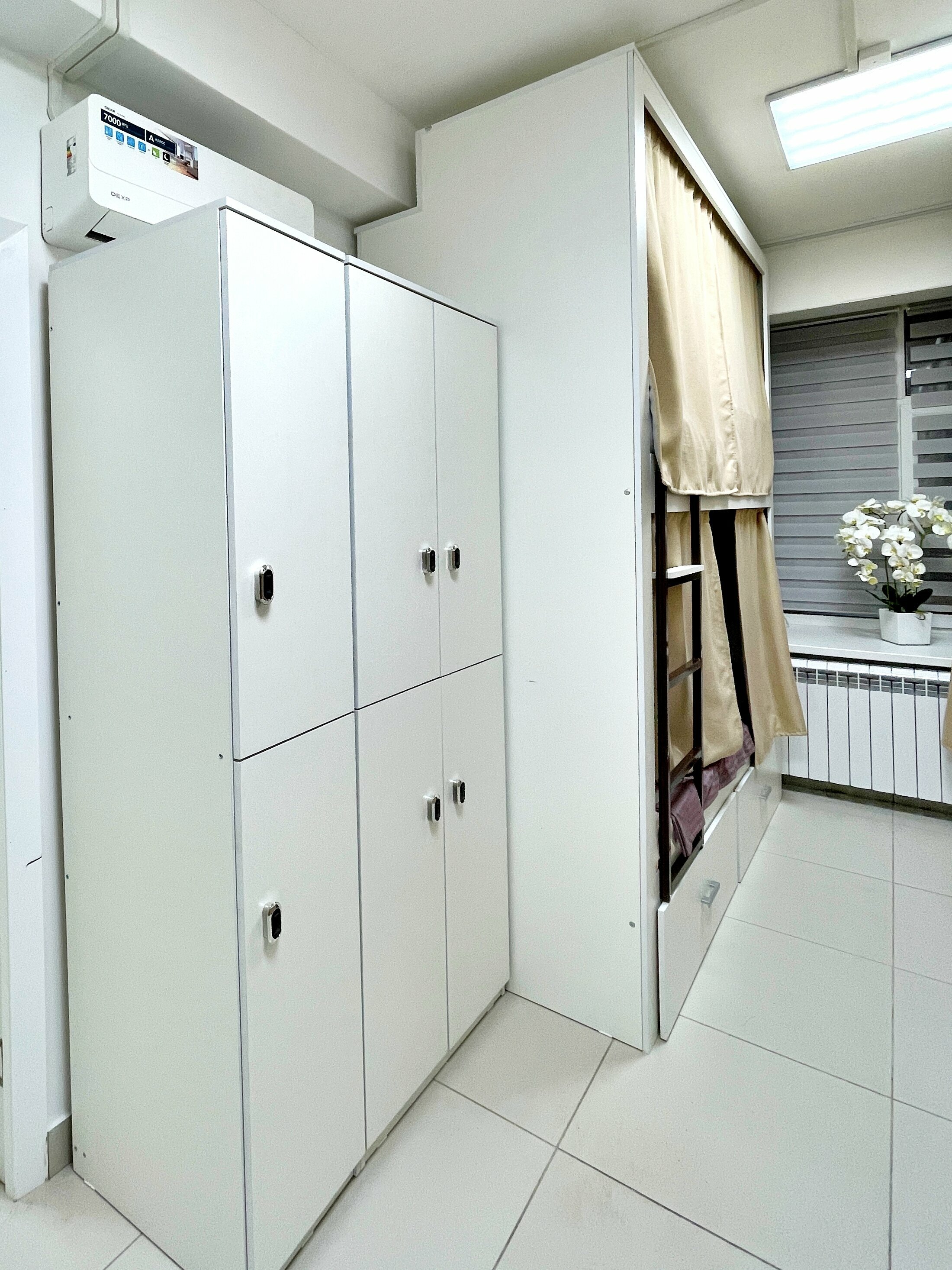 Спальное место на двухъярусной кровати в общем номере для женщин