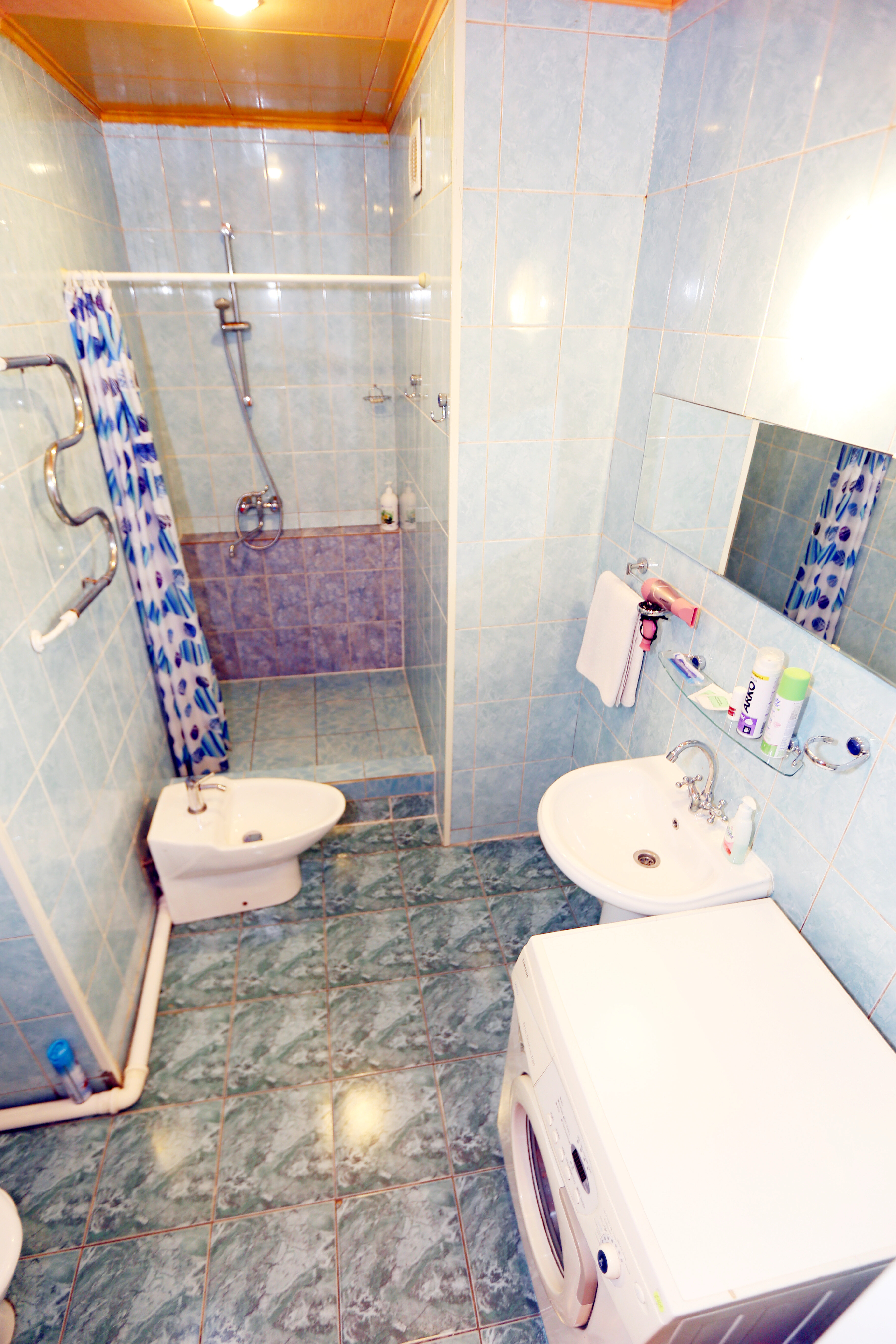 Двухместный номер с 2 отдельными кроватями и общей ванной комнатой