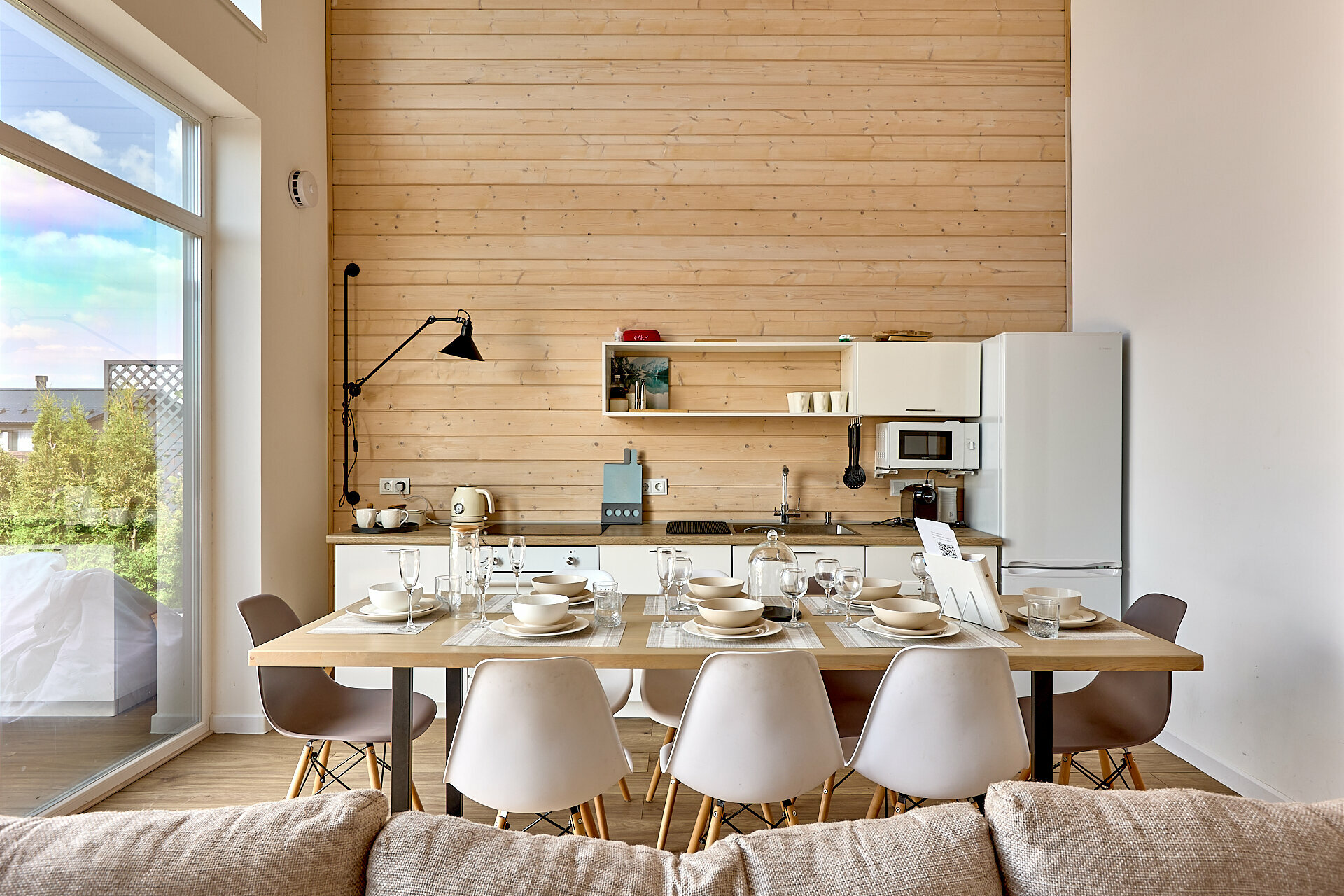 Просторный дом с панорамными окнами для всей семьи