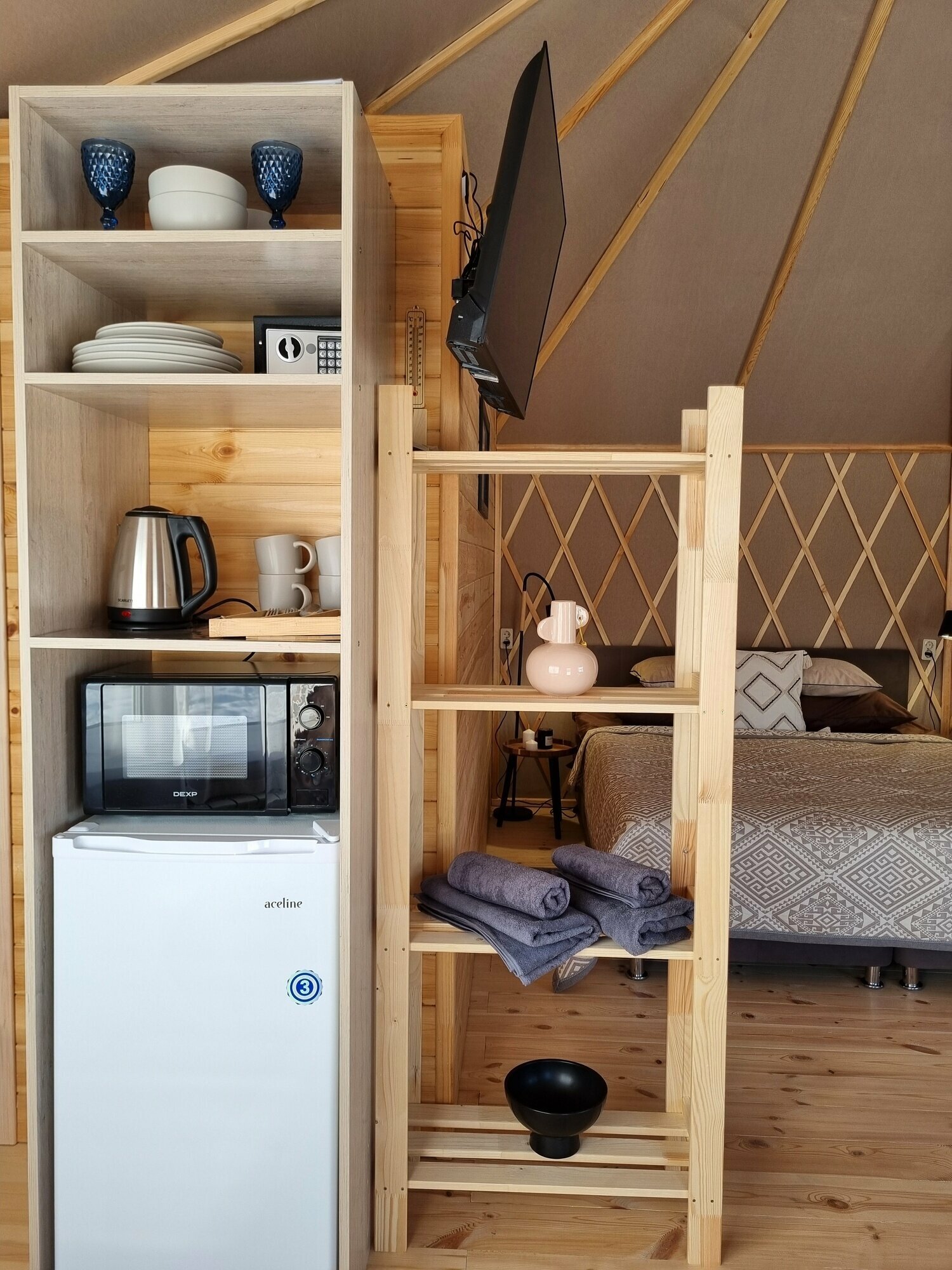 4х местная благоустроенная юрта с двуспальной кроватью и диваном