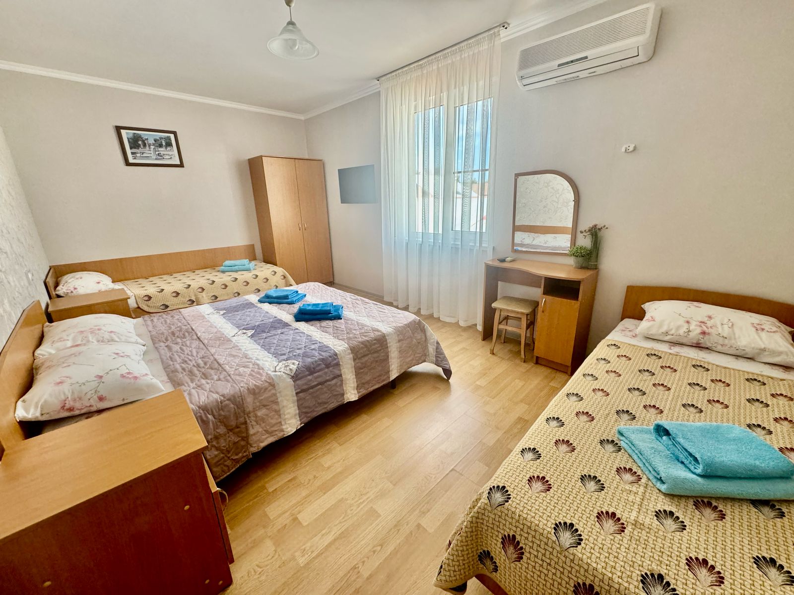 Четырехместный номер эконом-класса с общей ванной комнатой