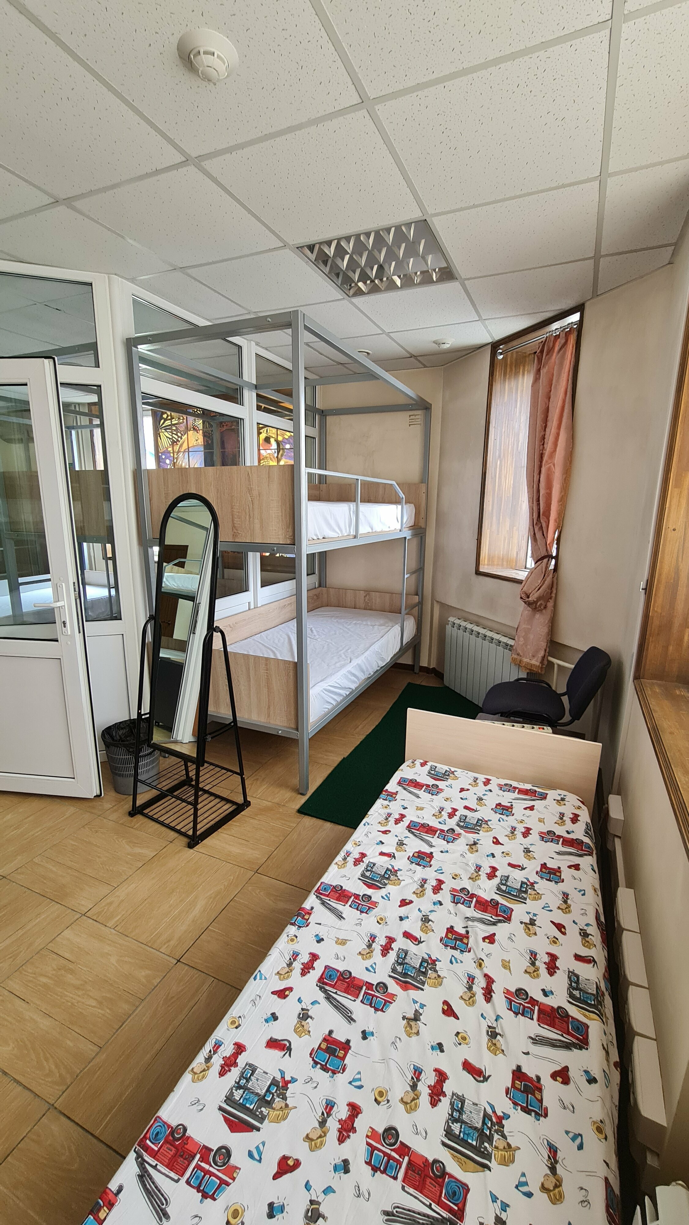 Спальное место на двухъярусной кровати в общем номере для мужчин и женщин