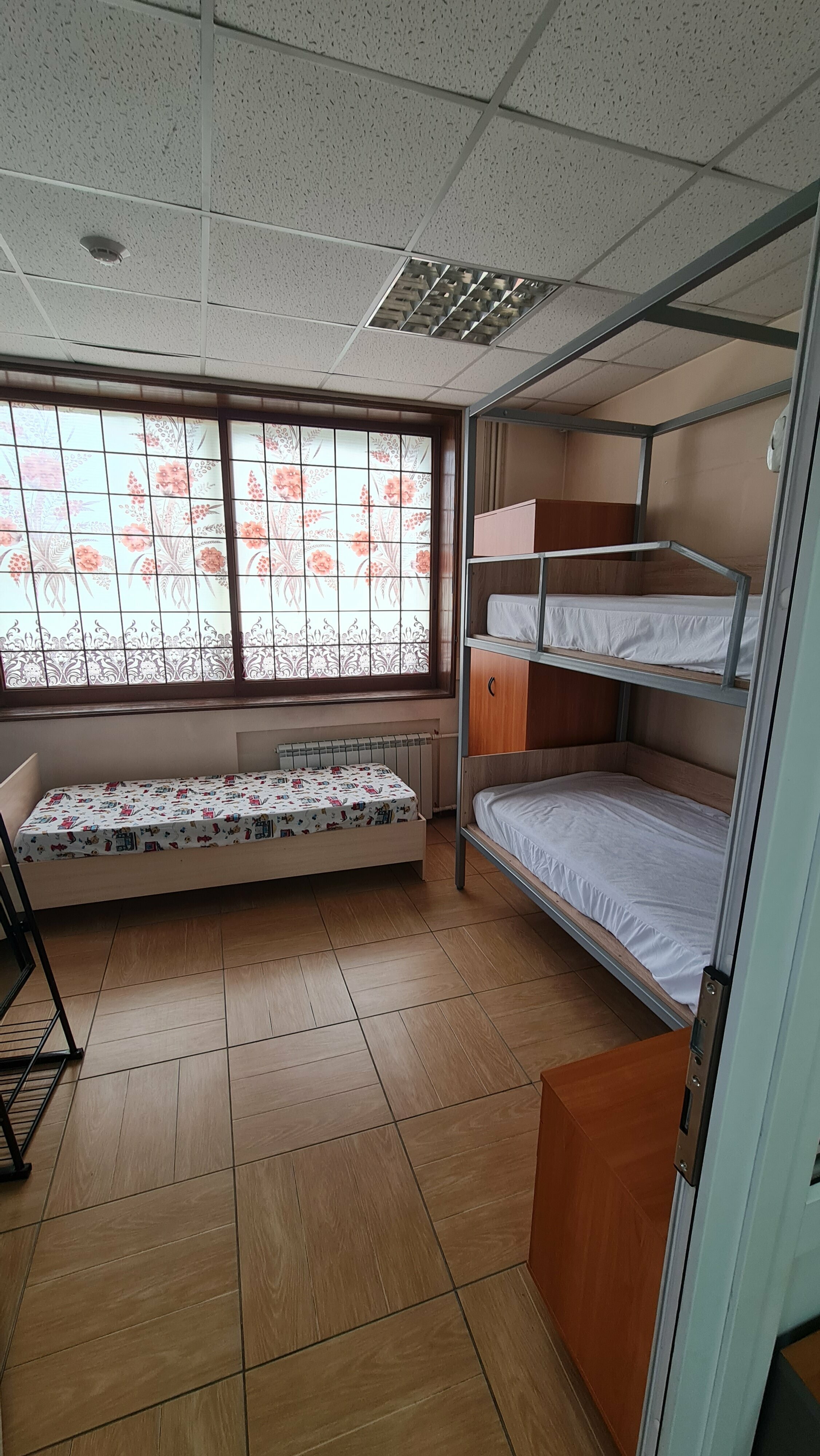 Спальное место на двухъярусной кровати в общем номере для мужчин и женщин