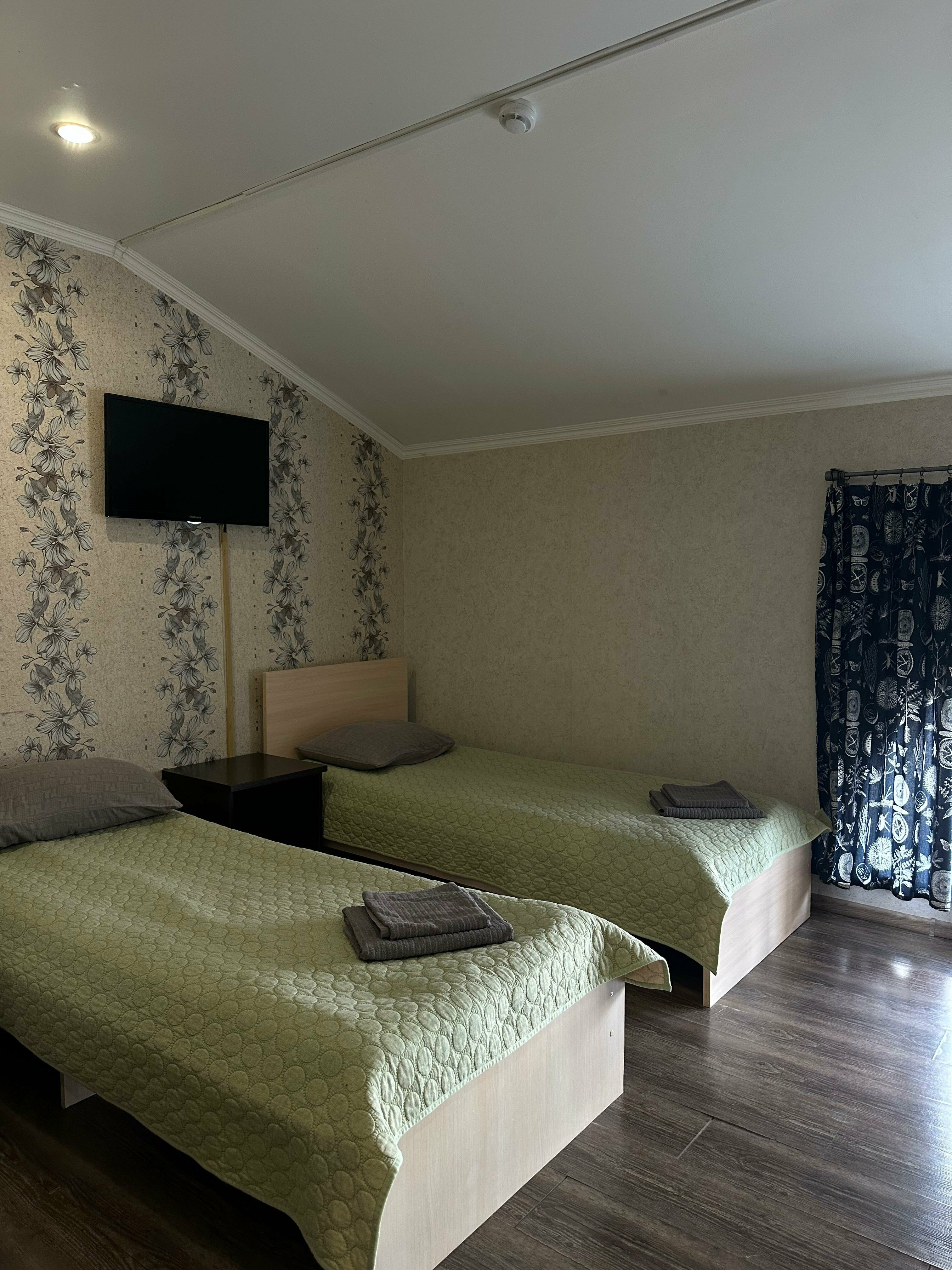 Пятиместный номер с односпальными кроватями