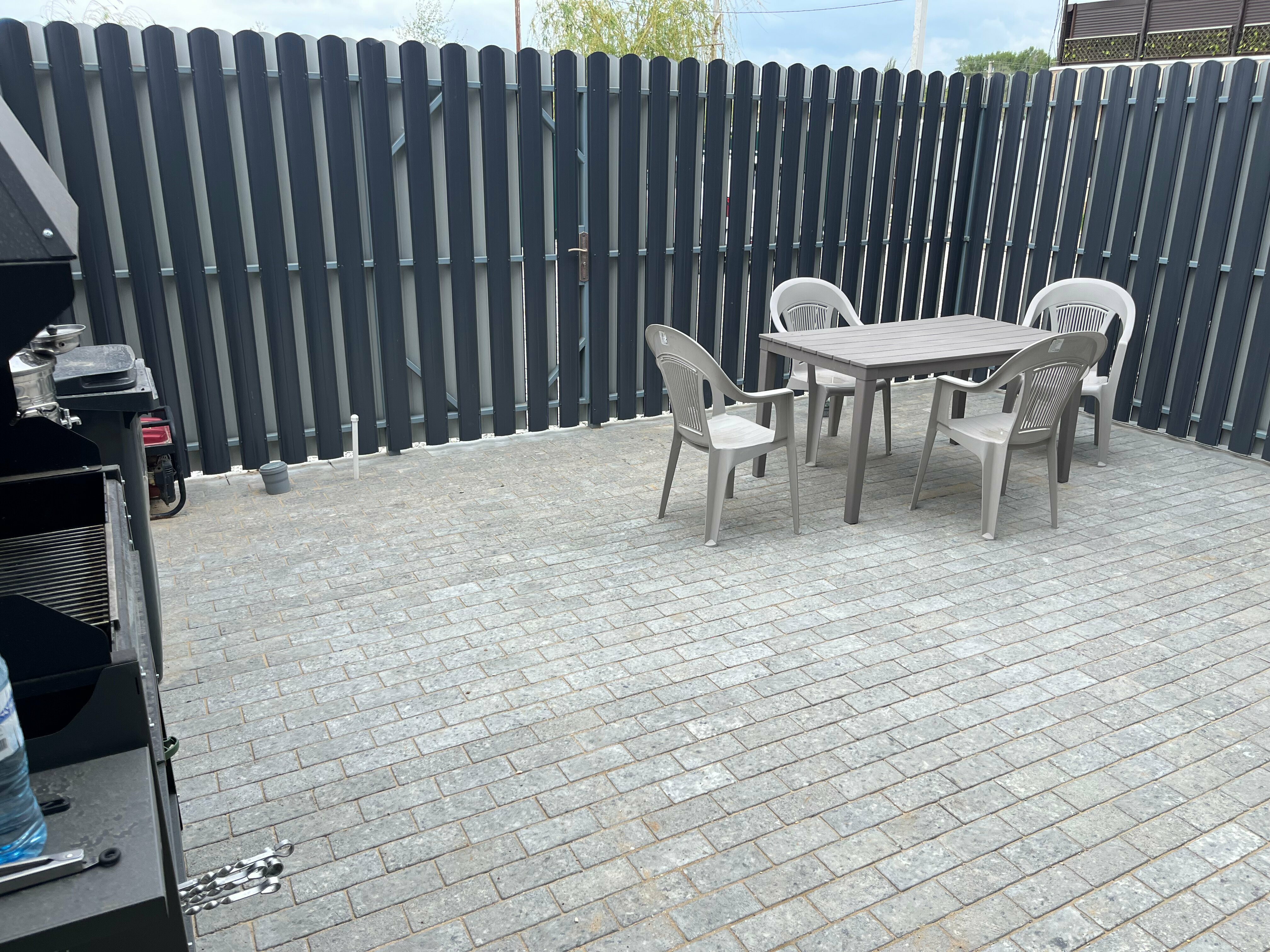 Гостевой домик с одной двухспальной и двумя односпальными кроватями