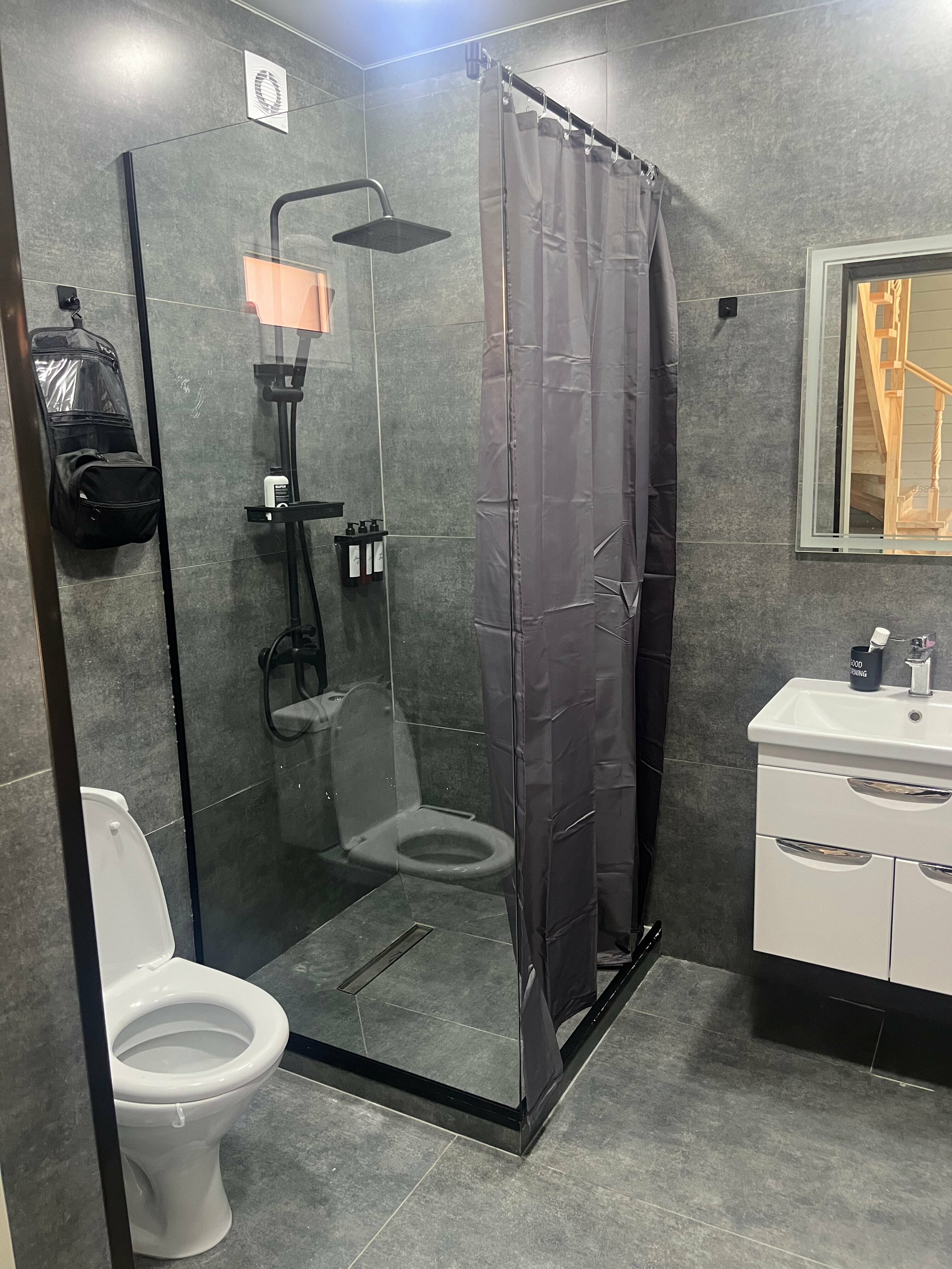 Гостевой домик с одной двухспальной и двумя односпальными кроватями