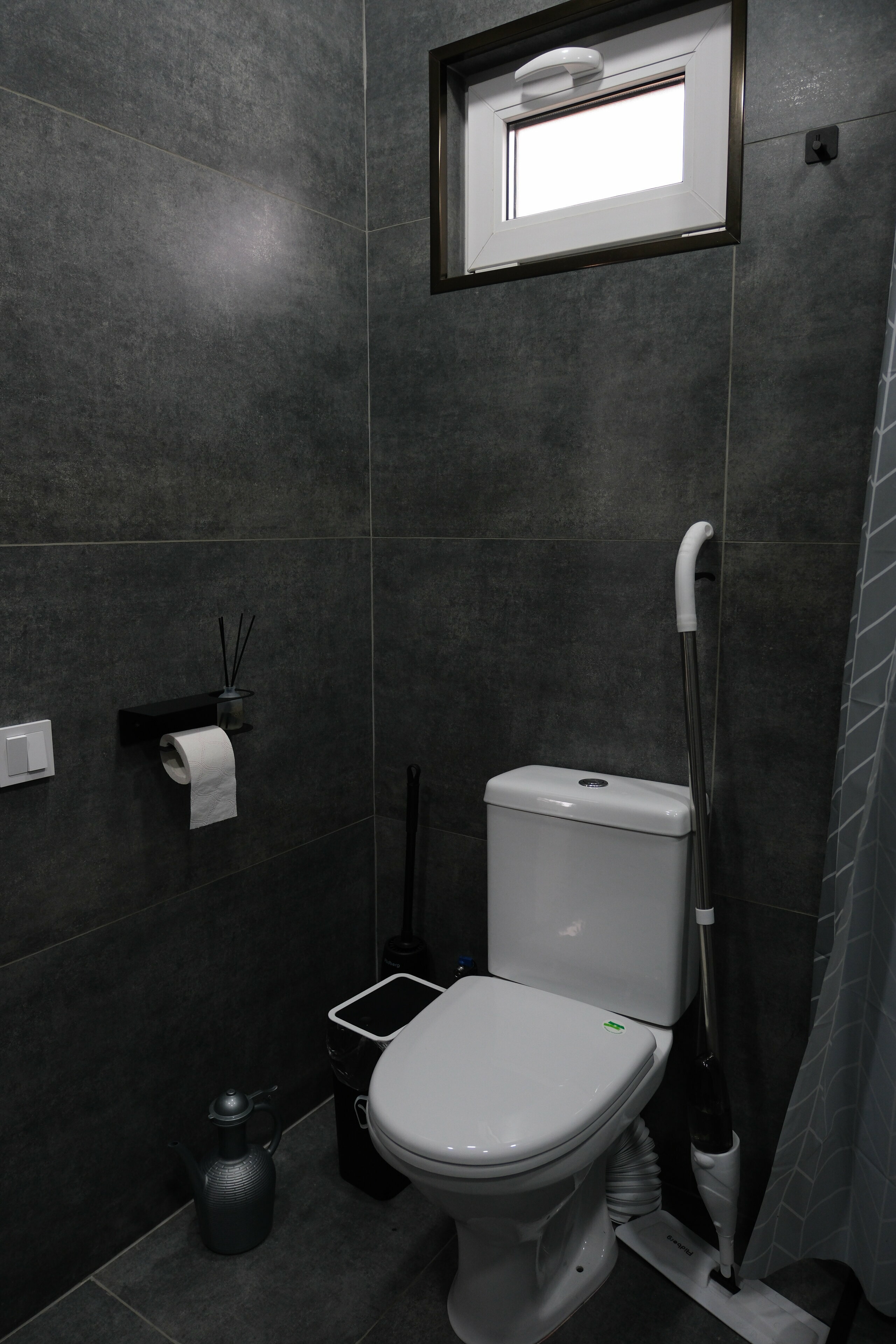 Гостевой домик с одной двухспальной и двумя односпальными кроватями