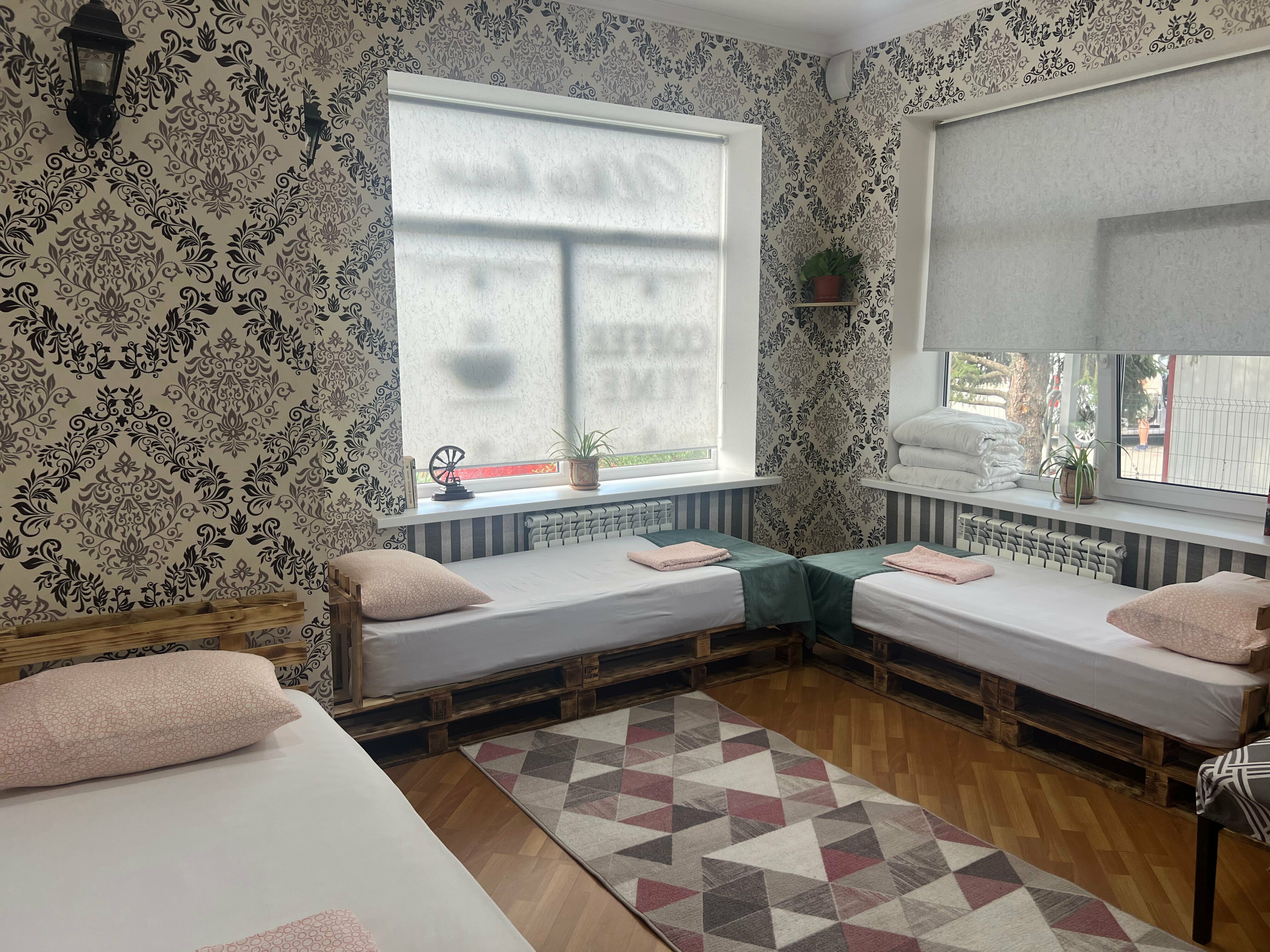 Трехместный номер с собственной ванной комнатой вне номера