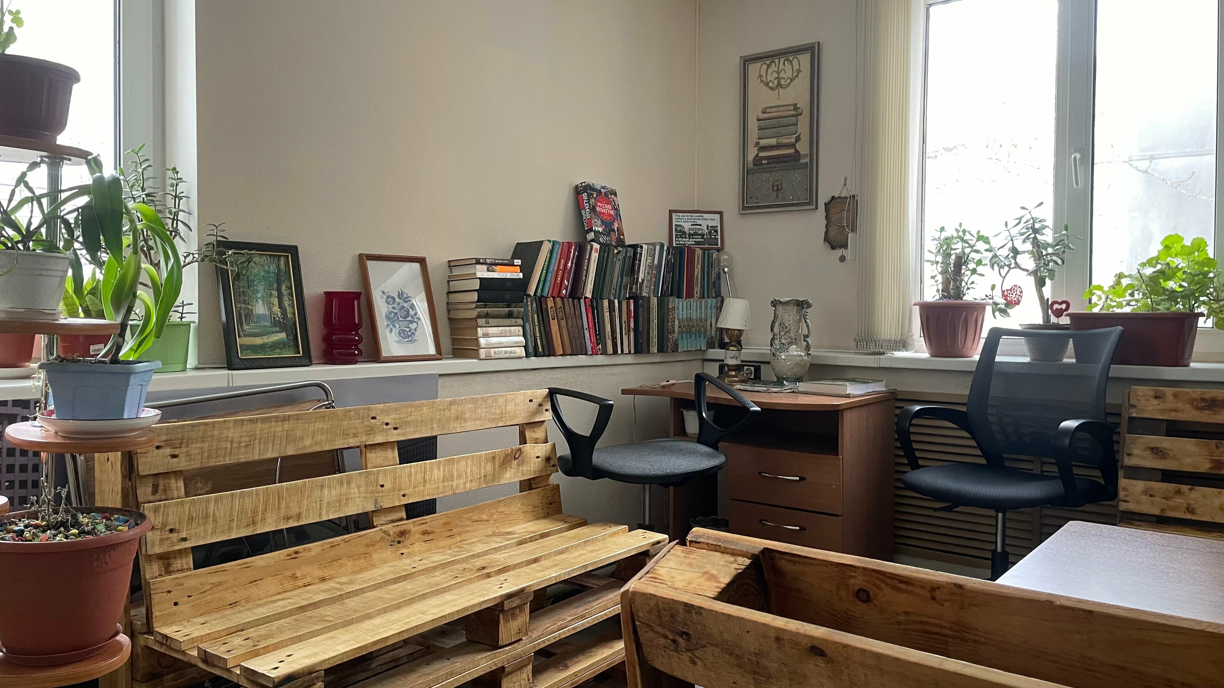 Односпальная кровать в общем номере для женщин