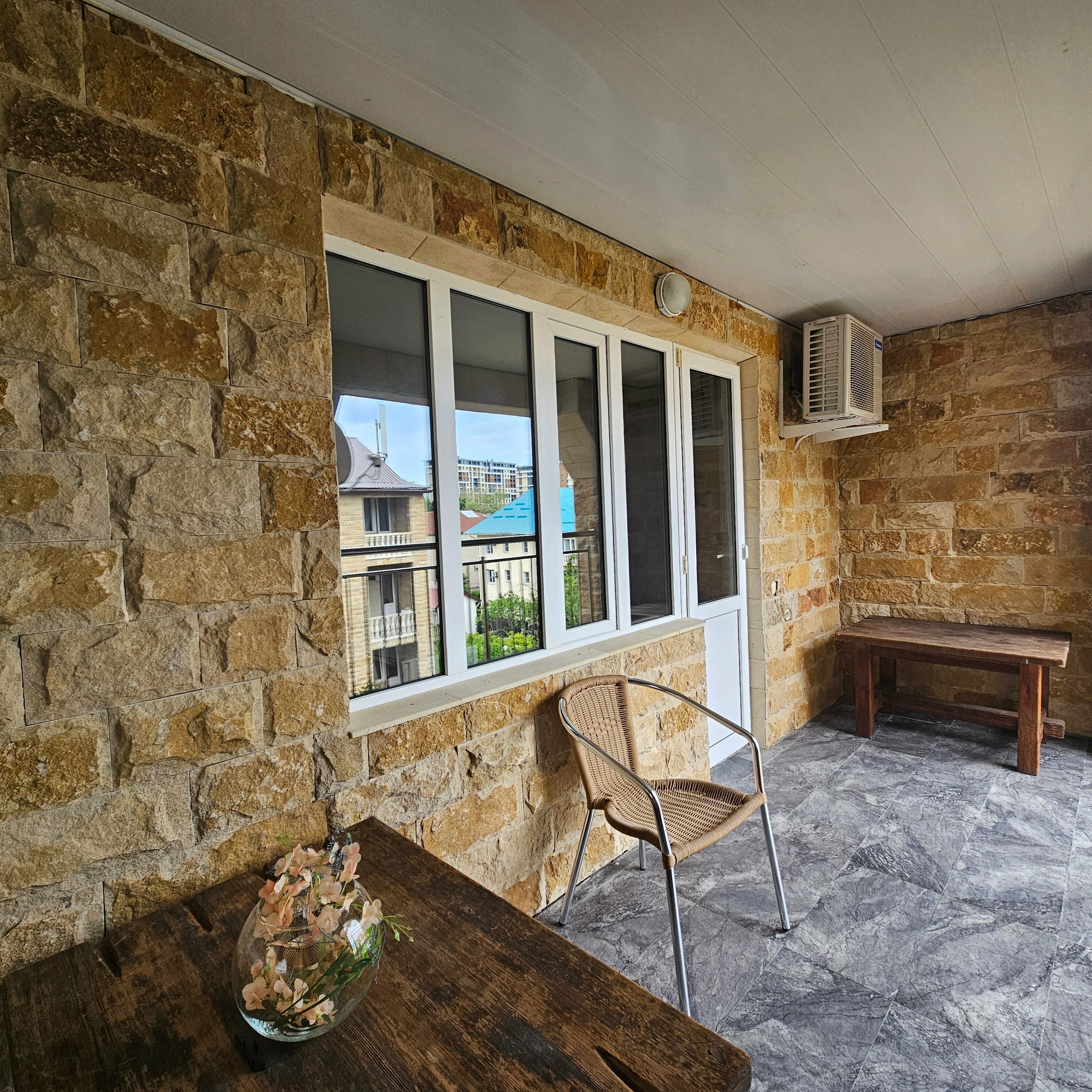 Делюкс с двумя раздельными кроватями и диваном с общим балконом