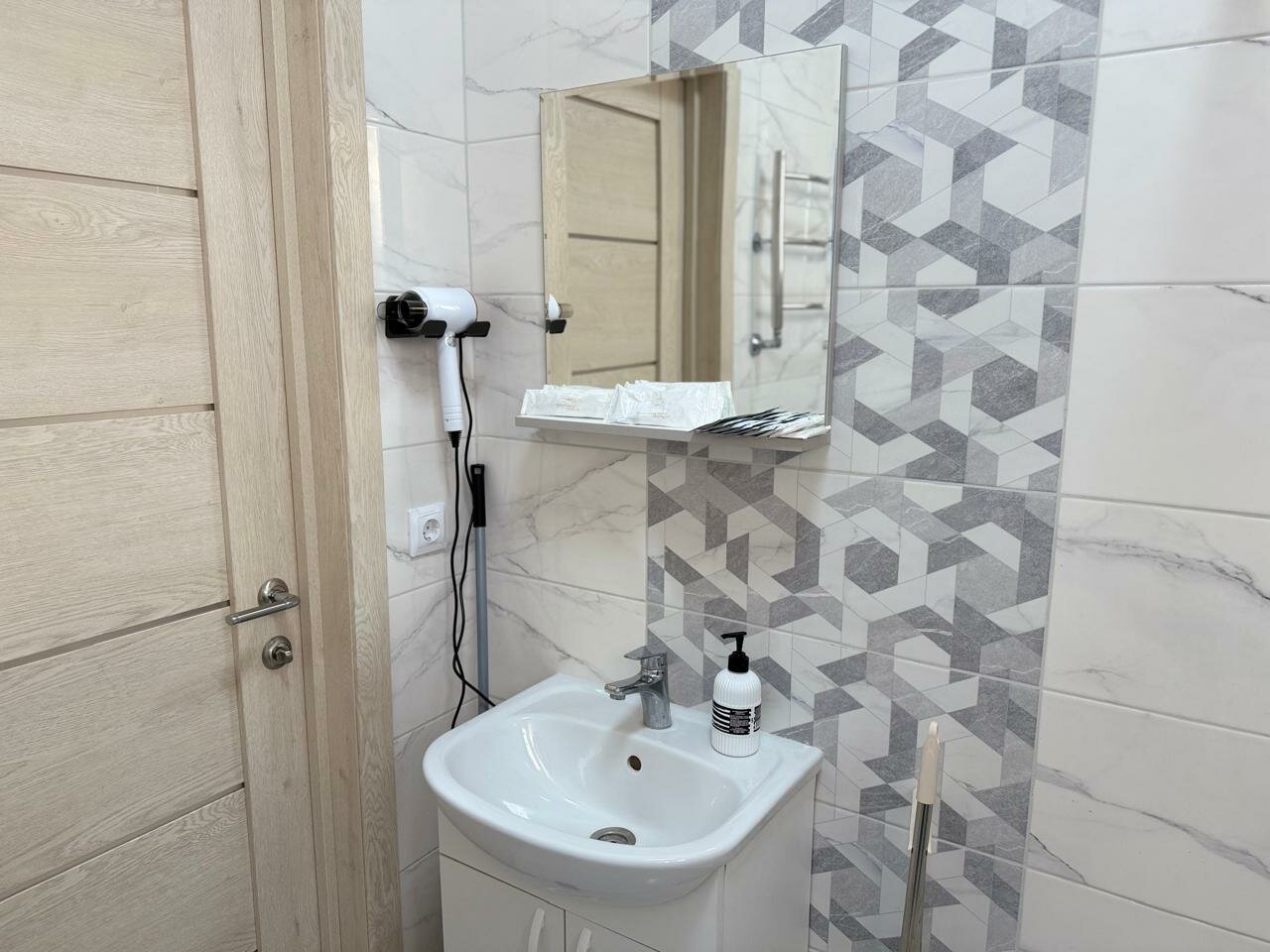 Комфорт двухкомнатный трехместный с тремя односпальными кроватями