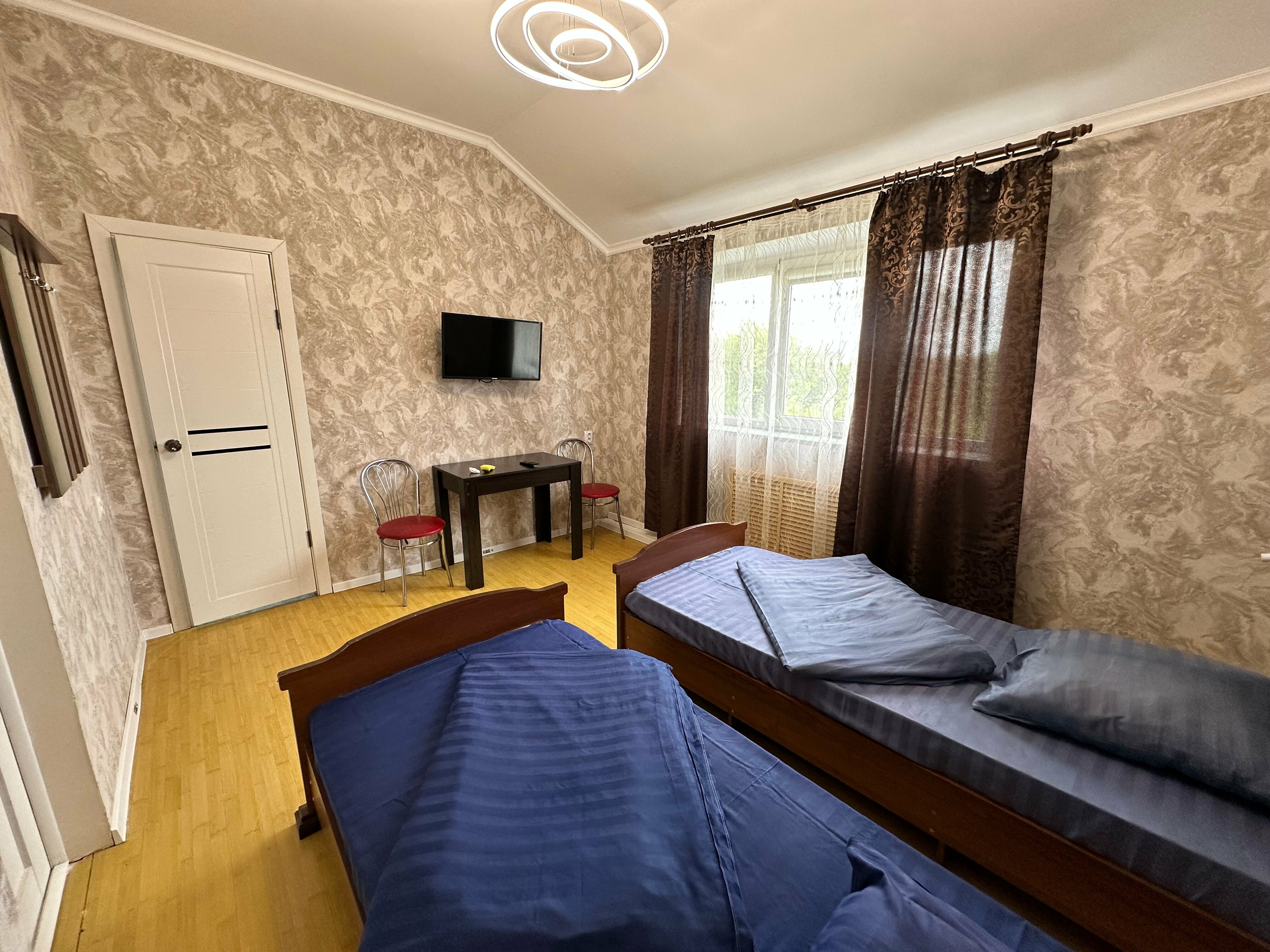 Небольшой двухместный номер с 2 отдельными кроватями