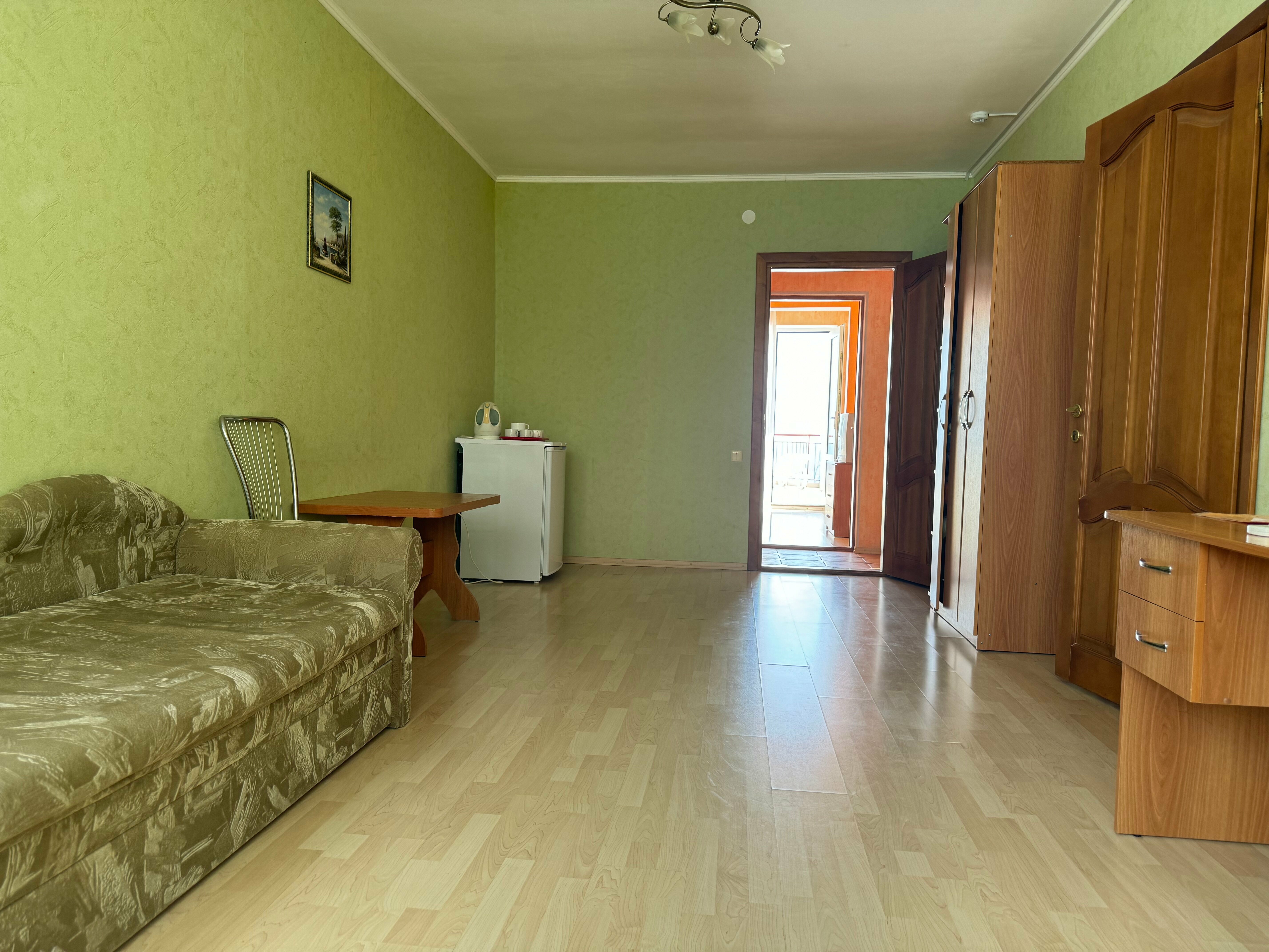 Трехкомнатный панорамный номер с террасой и видом на море (2 линия)