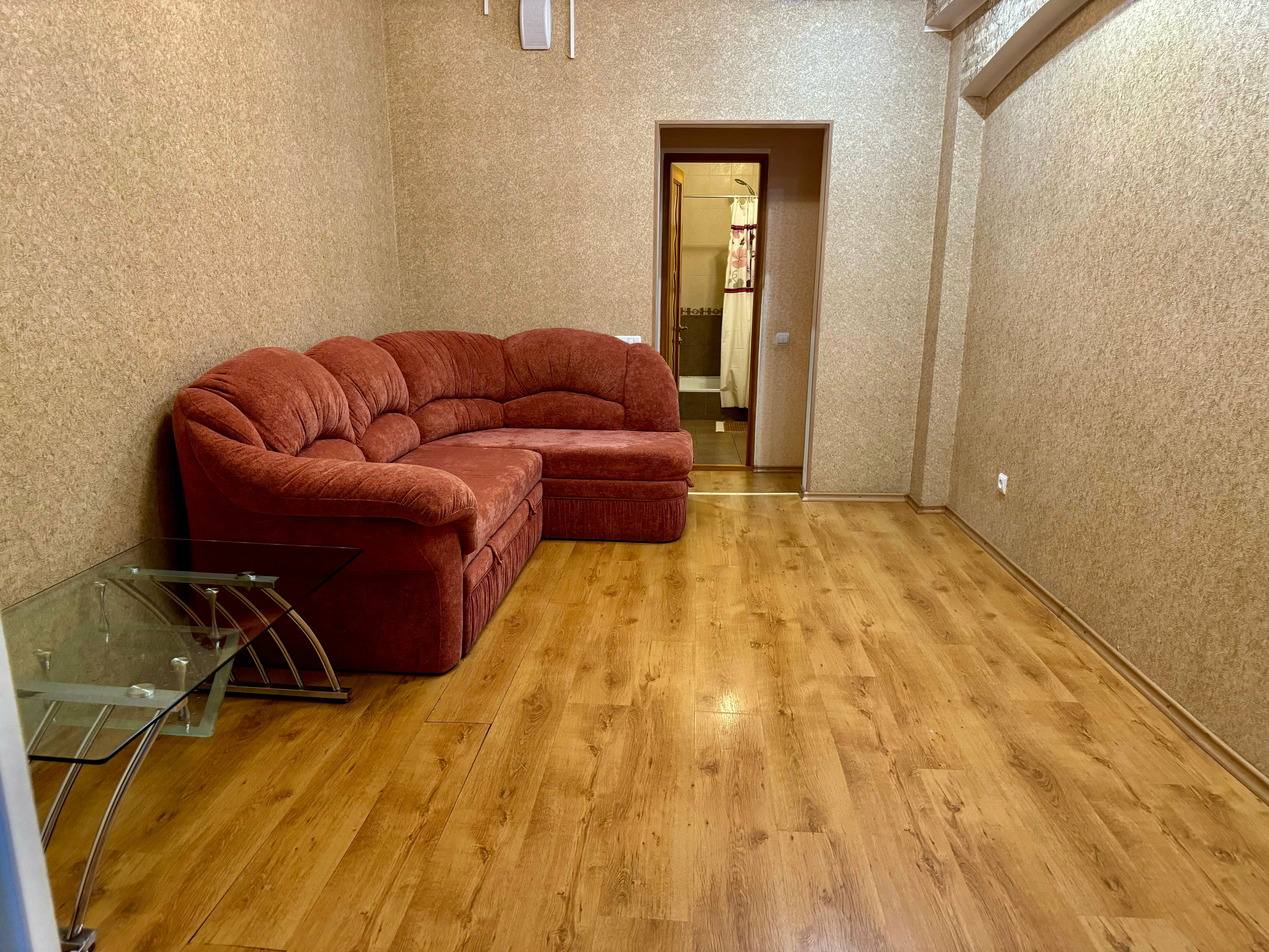 Двухкомнатный номер с большим балконом и частичным видом на море