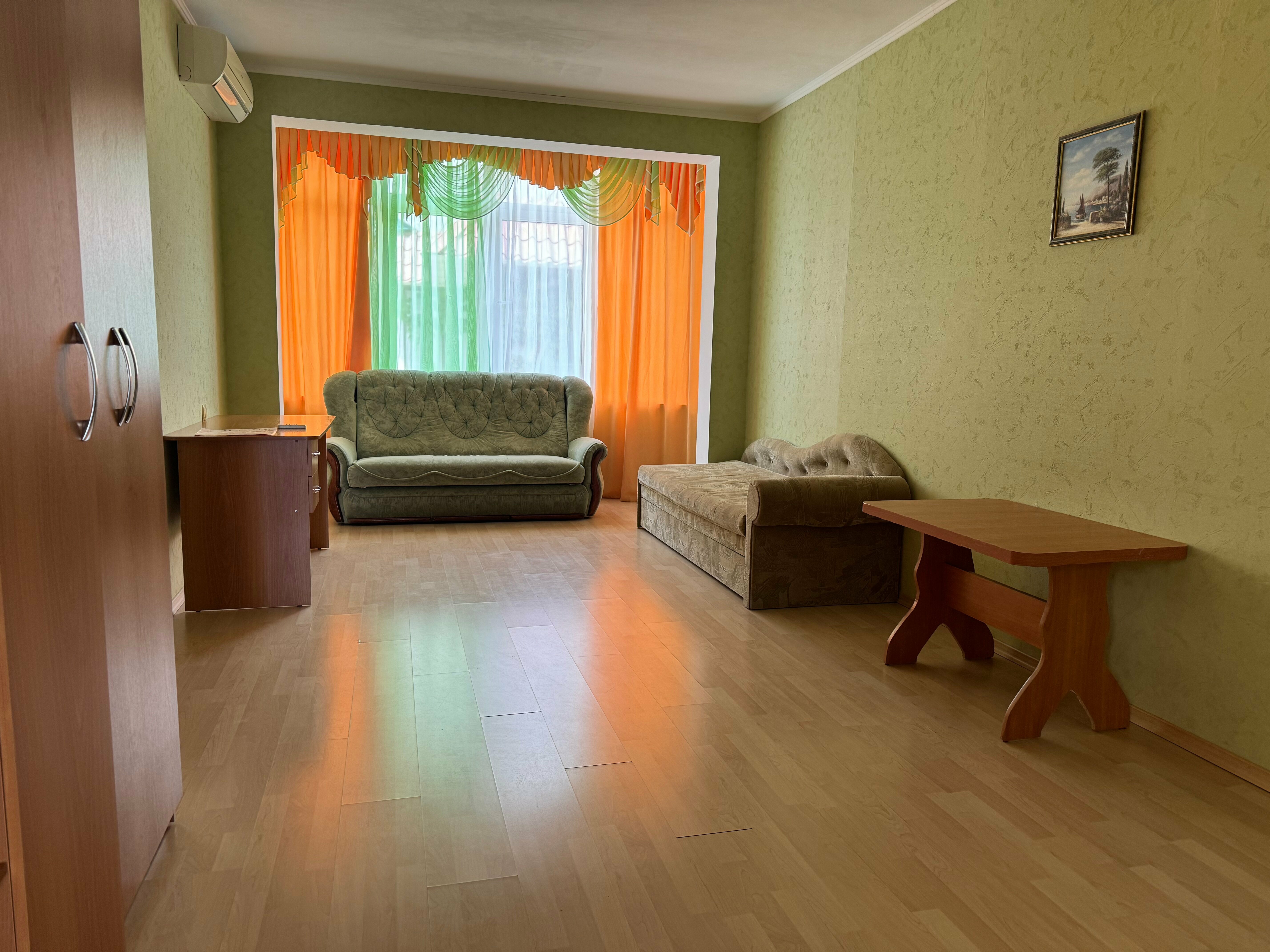 Трехкомнатный панорамный номер с террасой и видом на море (2 линия)