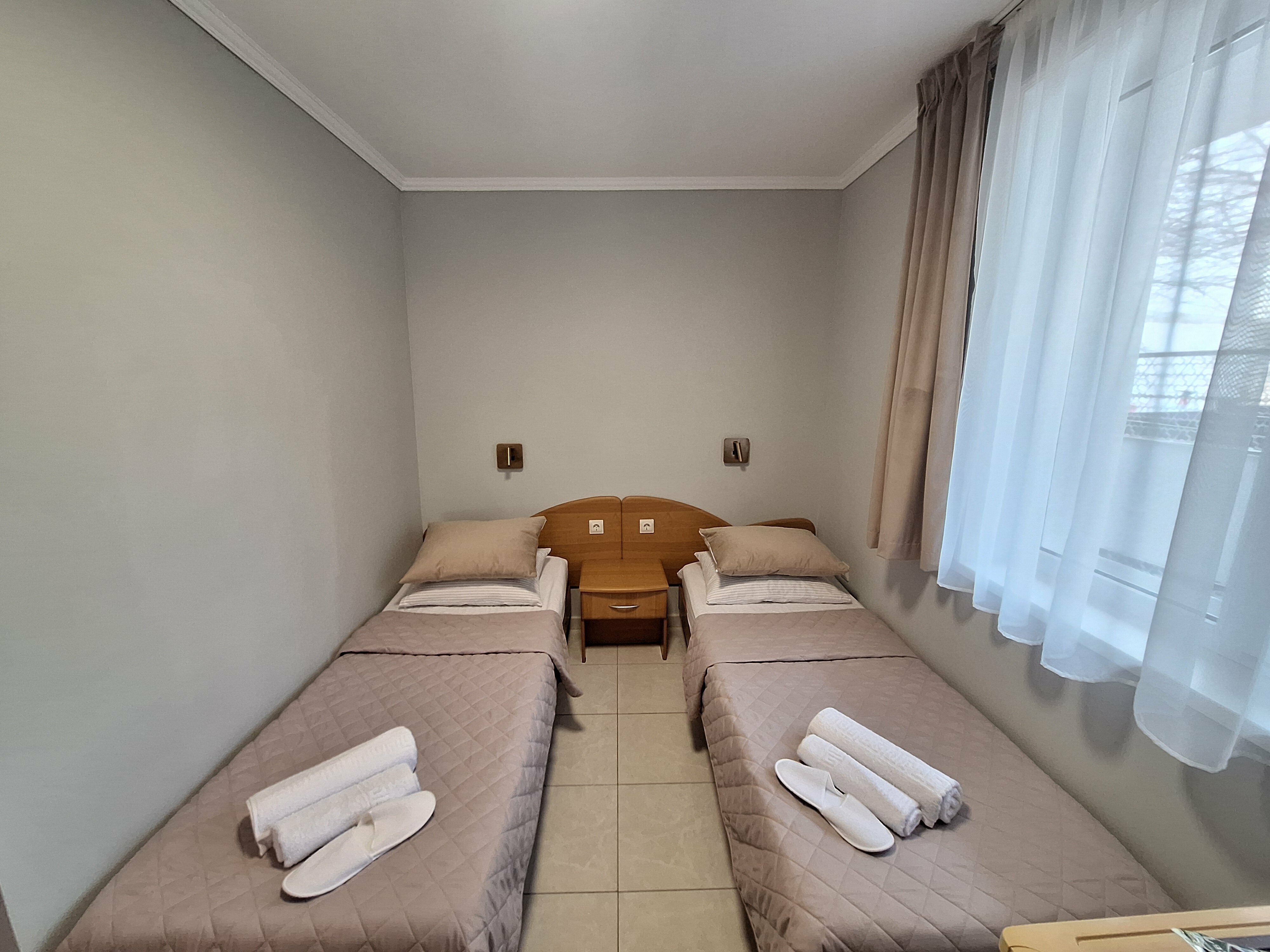 «КЛАССИК» ТРЕХМЕСТНЫЙ СТАНДАРТНЫЙ  НОМЕР С РАЗДЕЛЬНЫМИ КРОВАТЯМИ, ОДНОМЕСТНЫМ  ДИВАНОМ