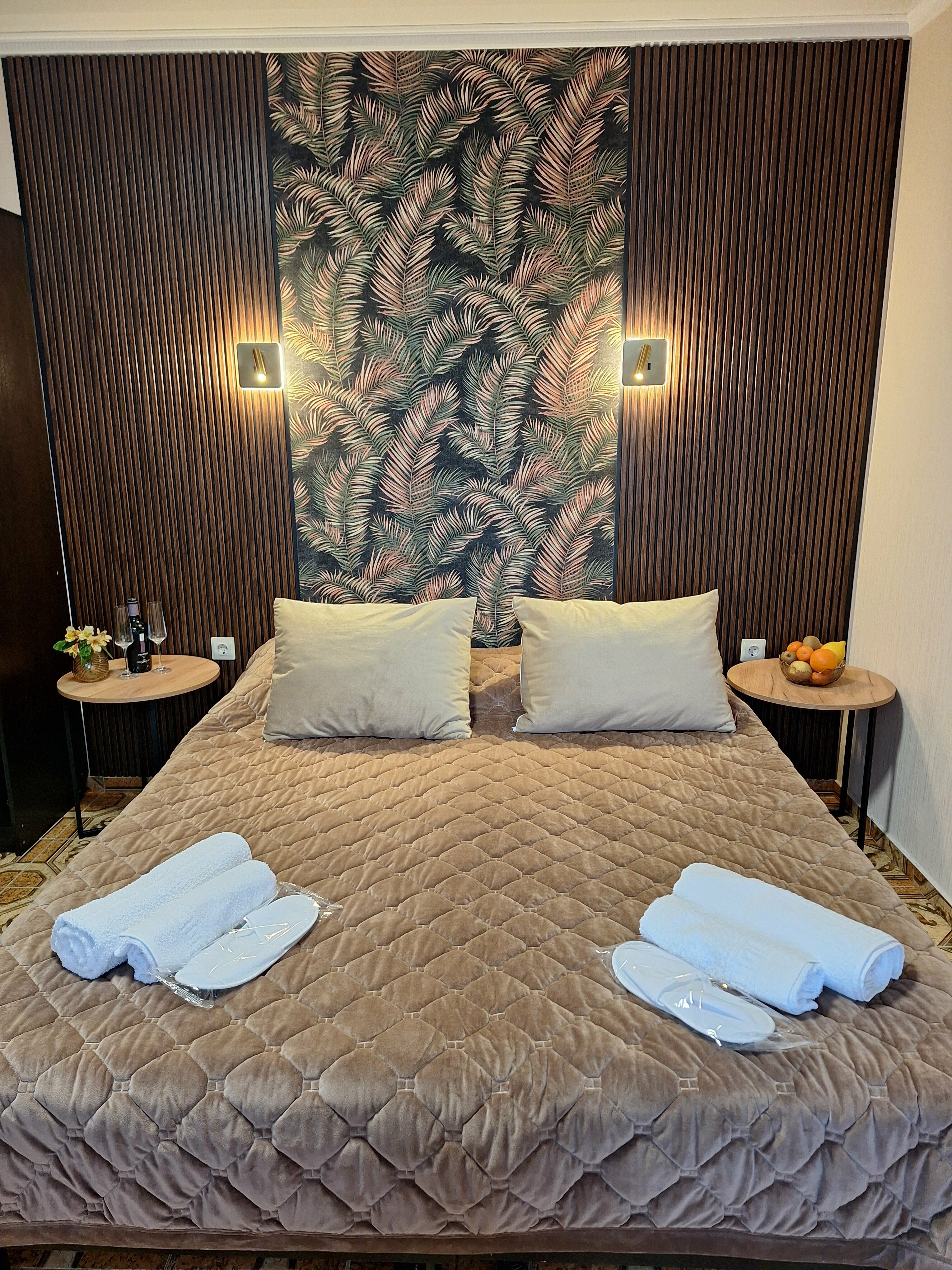 «ПАЛЬМА» ТРЕХМЕСТНЫЙ КОМФОРТНЫЙ  НОМЕР С ДВУМЕСТНОЙ КРОВАТЬЮ, ОДНОМЕСТНЫМ ДИВАНОМ