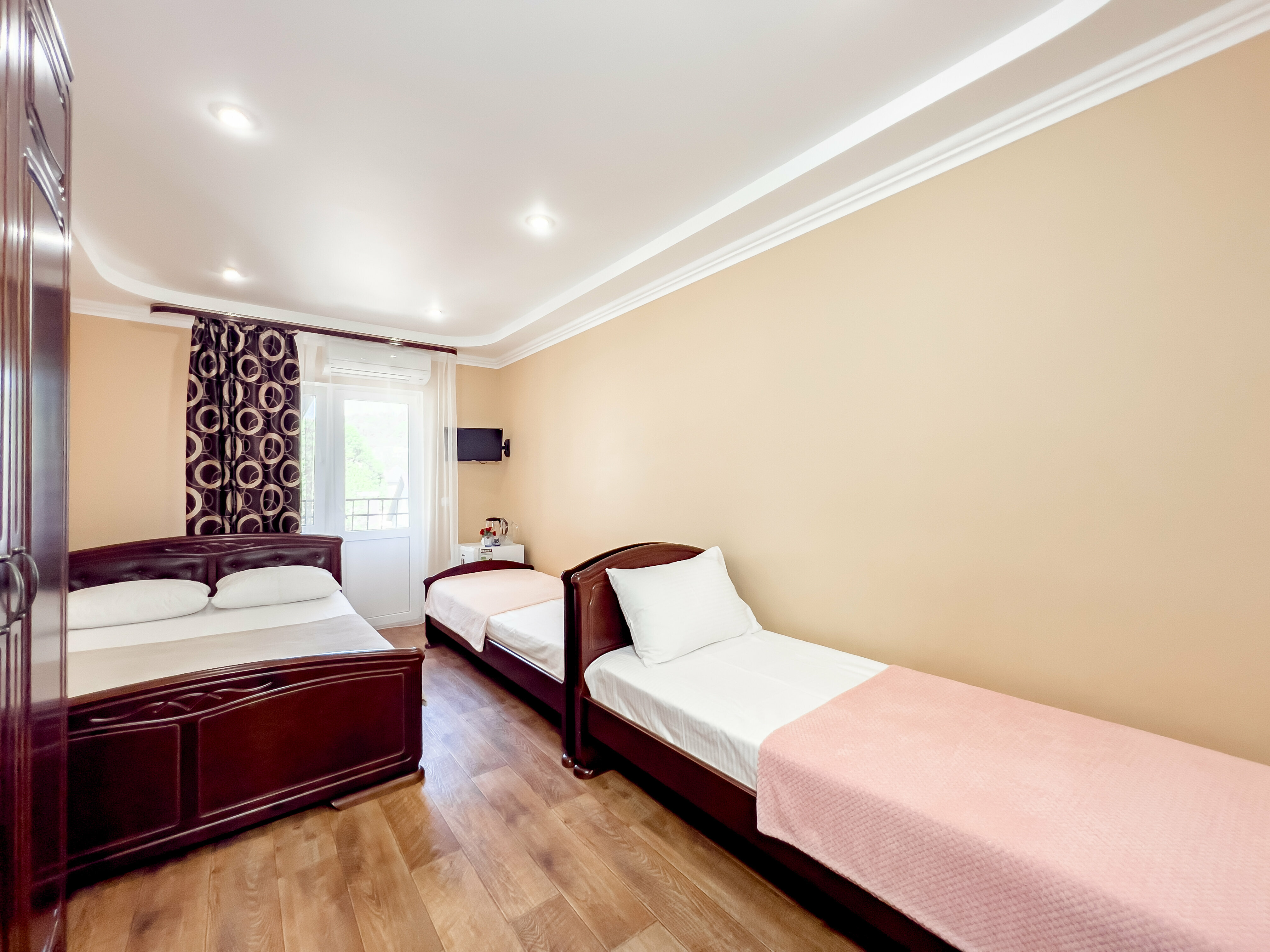 Четырехместный номер с балконом