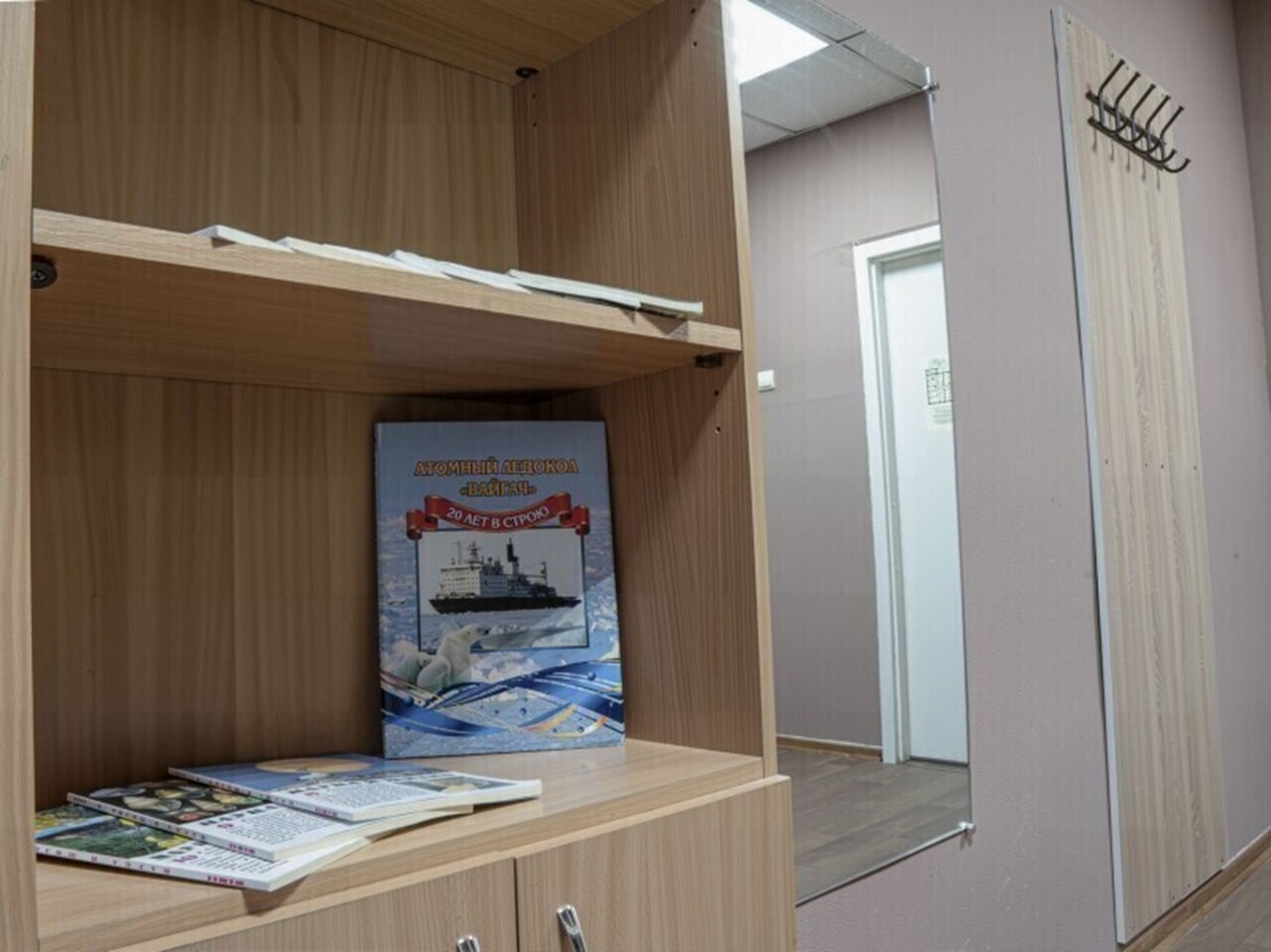 Односпальная кровать в общем номере для женщин