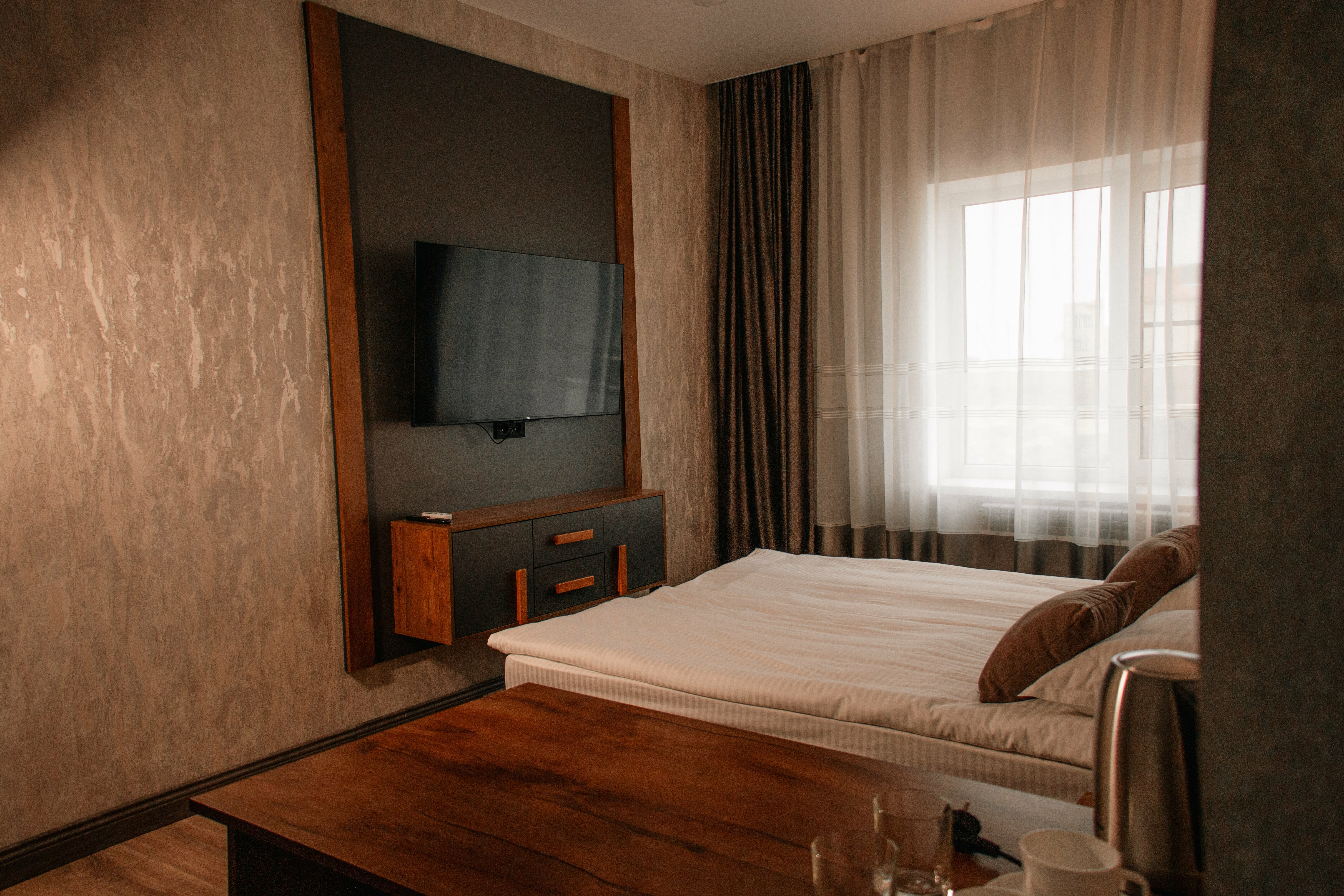 Двухкомнатный номер с одной двуспальной кроватью и диваном с видом на двор и море