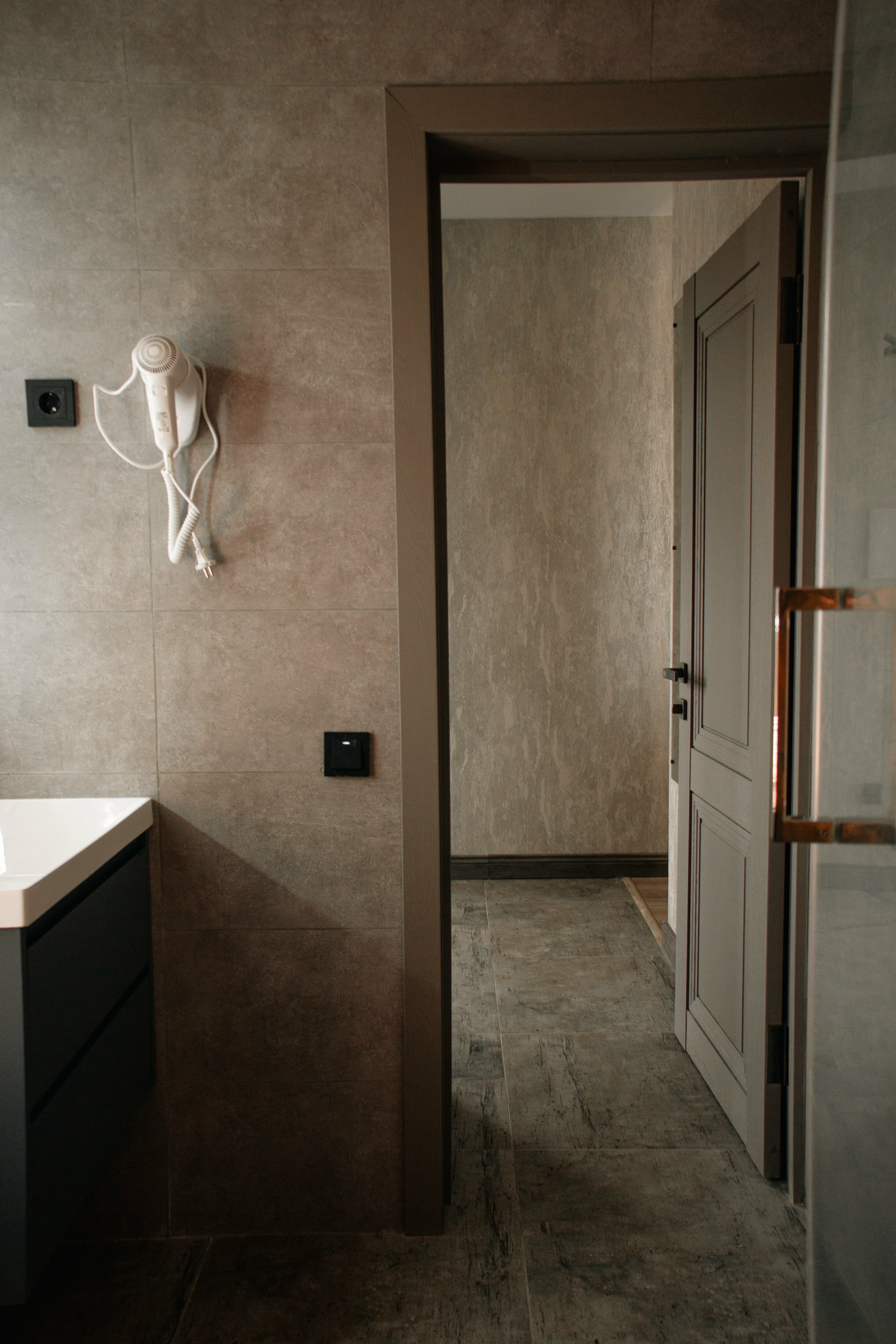 Двухкомнатный номер с одной двуспальной кроватью и диваном с видом на двор и море